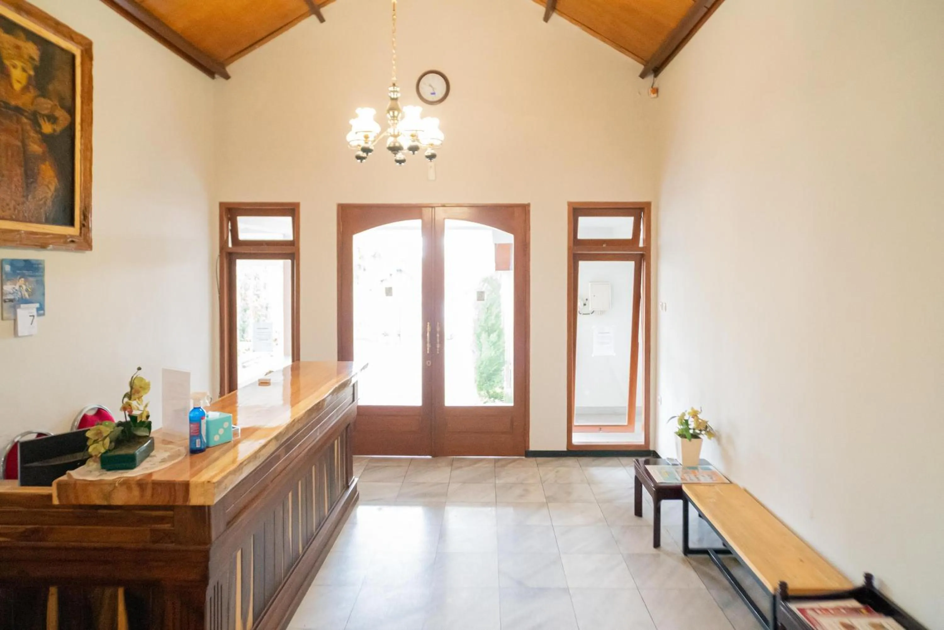 Lobby or reception in Urbanview Hotel Bubusini Batu by RedDoorz