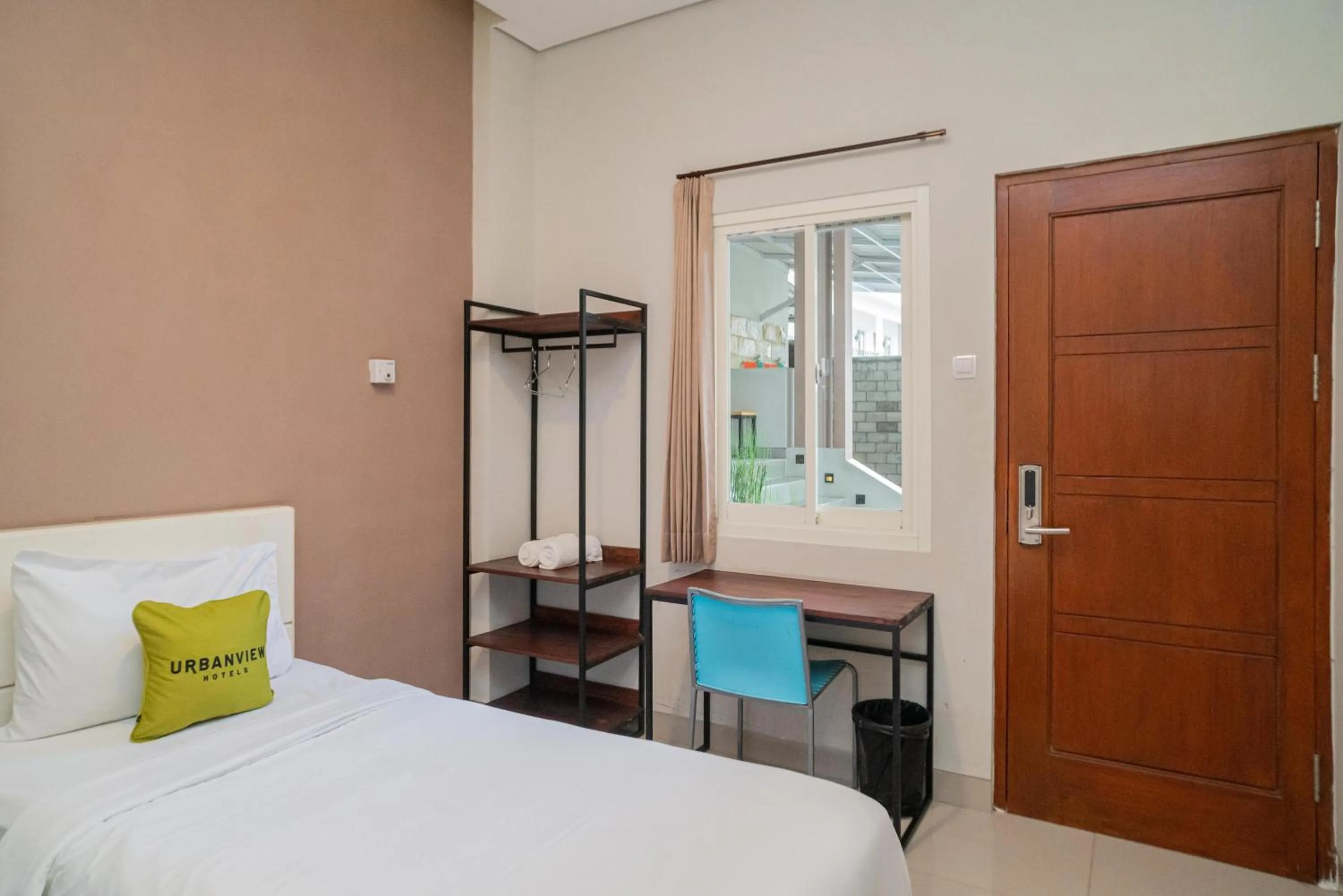 Bedroom, Bed in Urbanview Hotel Bubusini Batu by RedDoorz