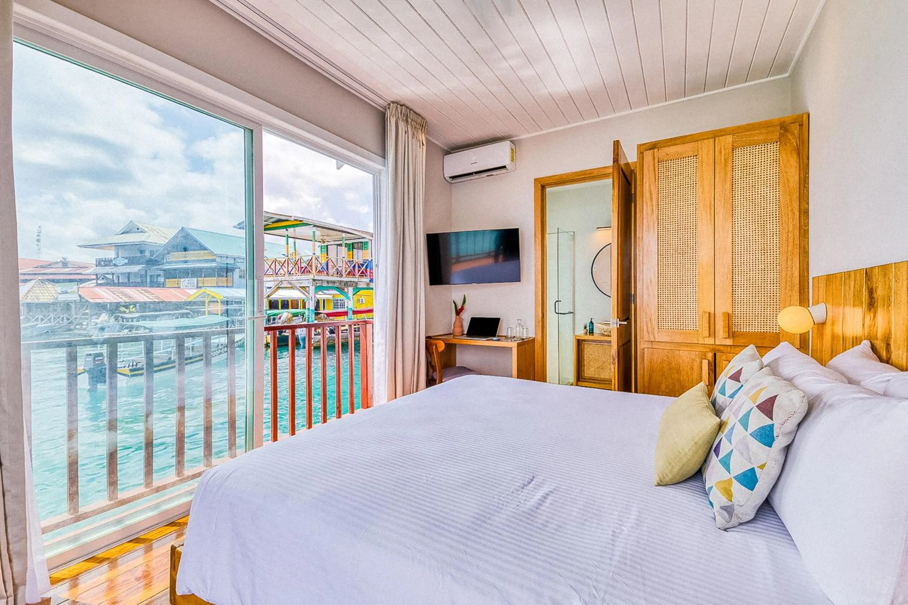 Bedroom, Bed in Tropical Suites Hotel