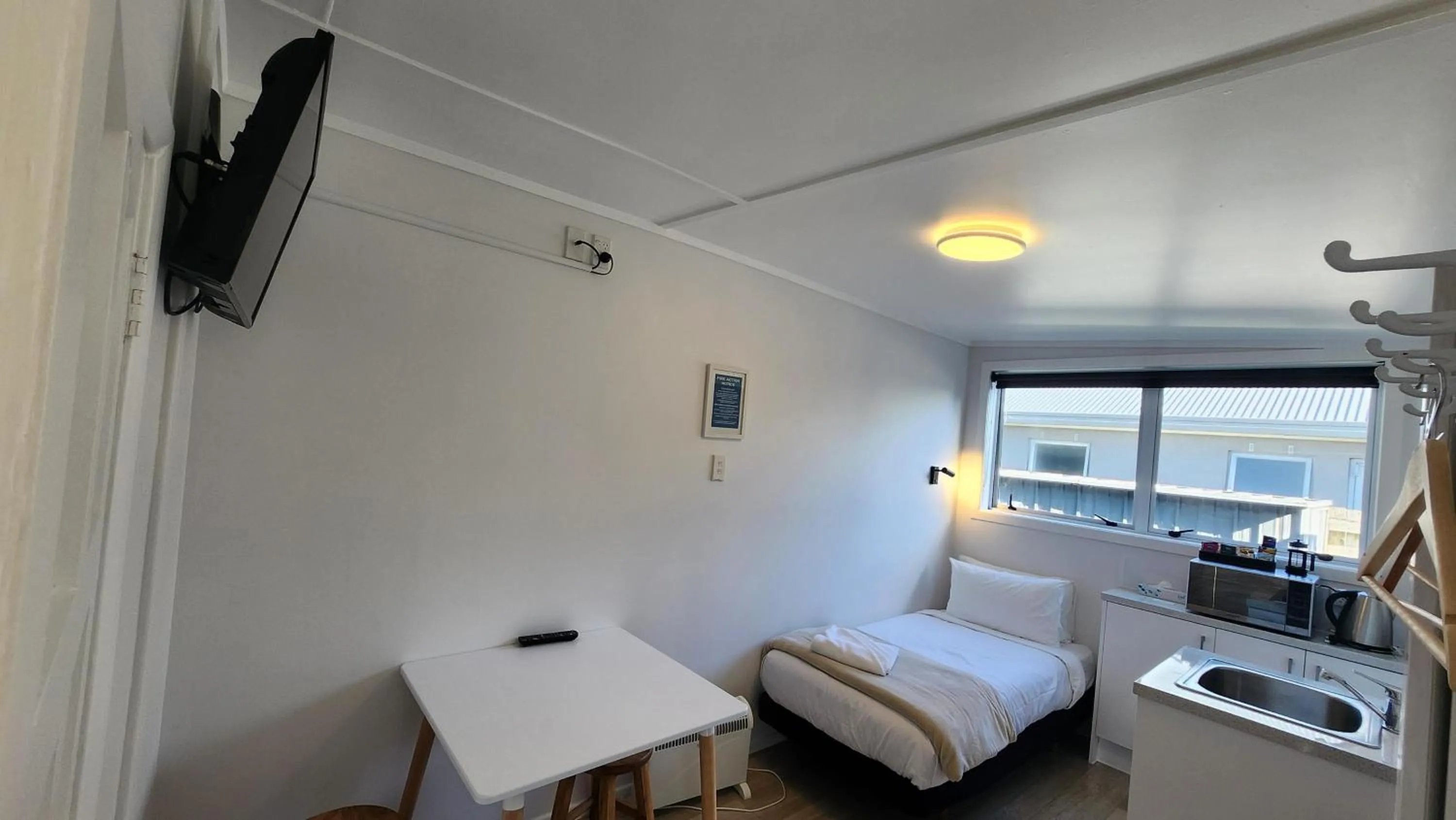 Bed in Roselands Motel