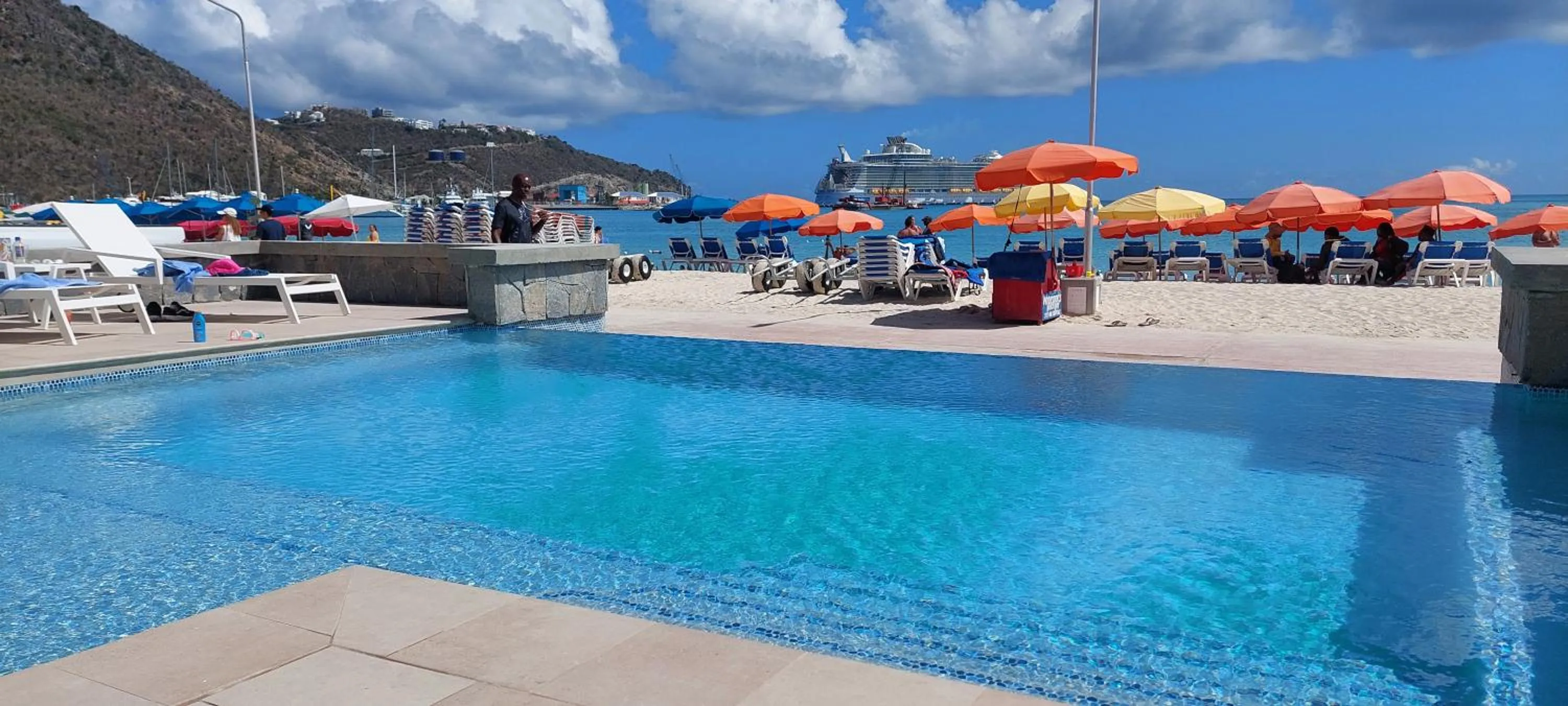 Swimming pool in Seaview Beach Hotel
