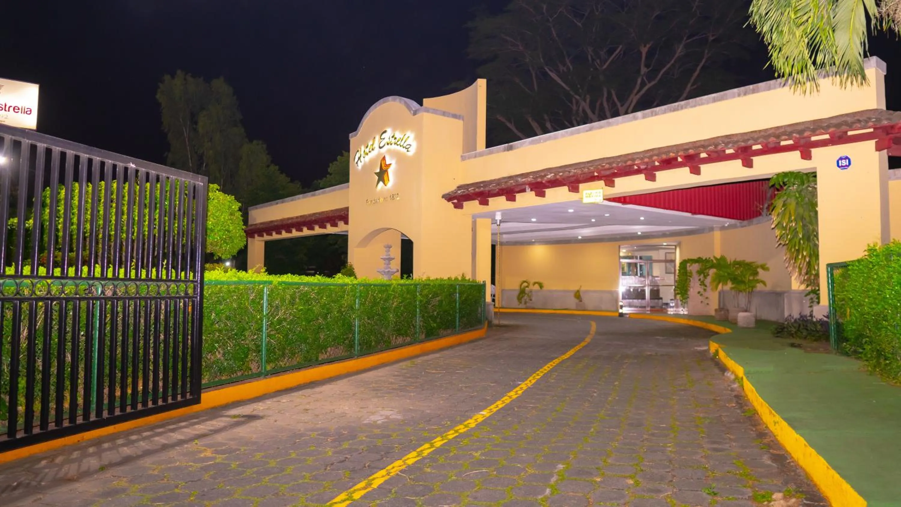 Facade/entrance in Hotel Estrella