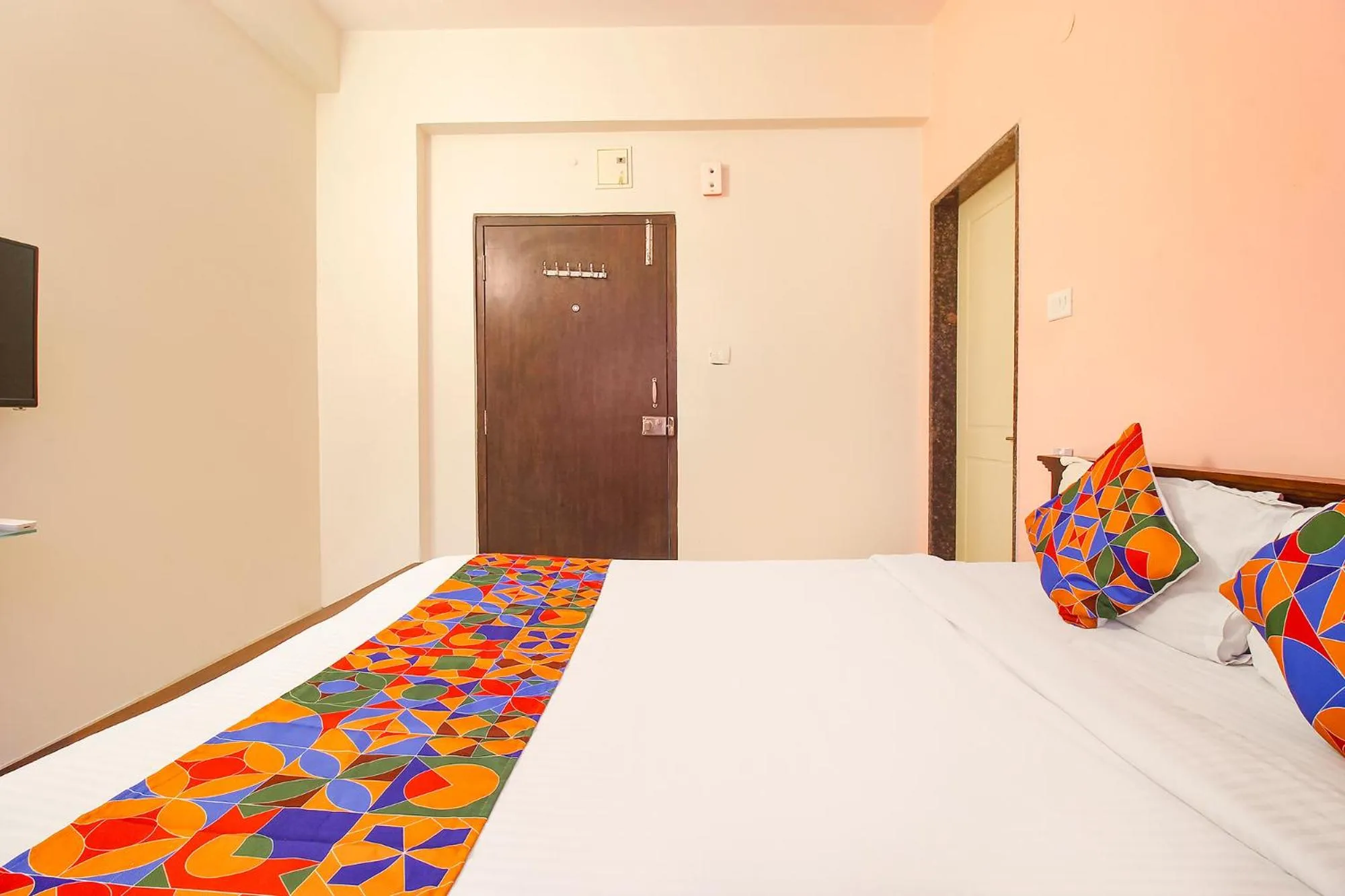 TV and multimedia, Bed in Via Corner Courtyard - Nr Botanical Garden, Kondapur