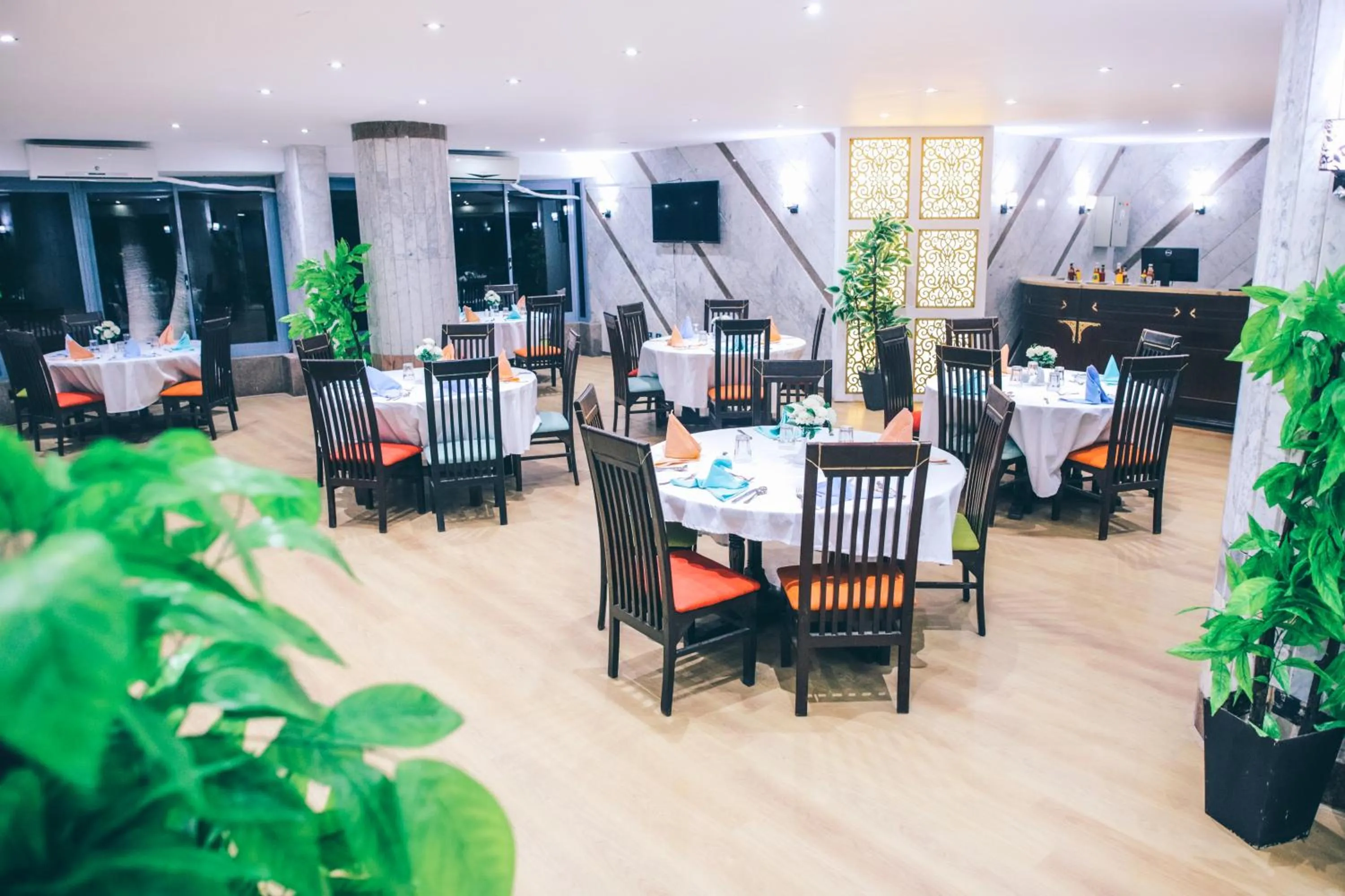 Restaurant/places to eat in Jewel Maadi Cabins and Club