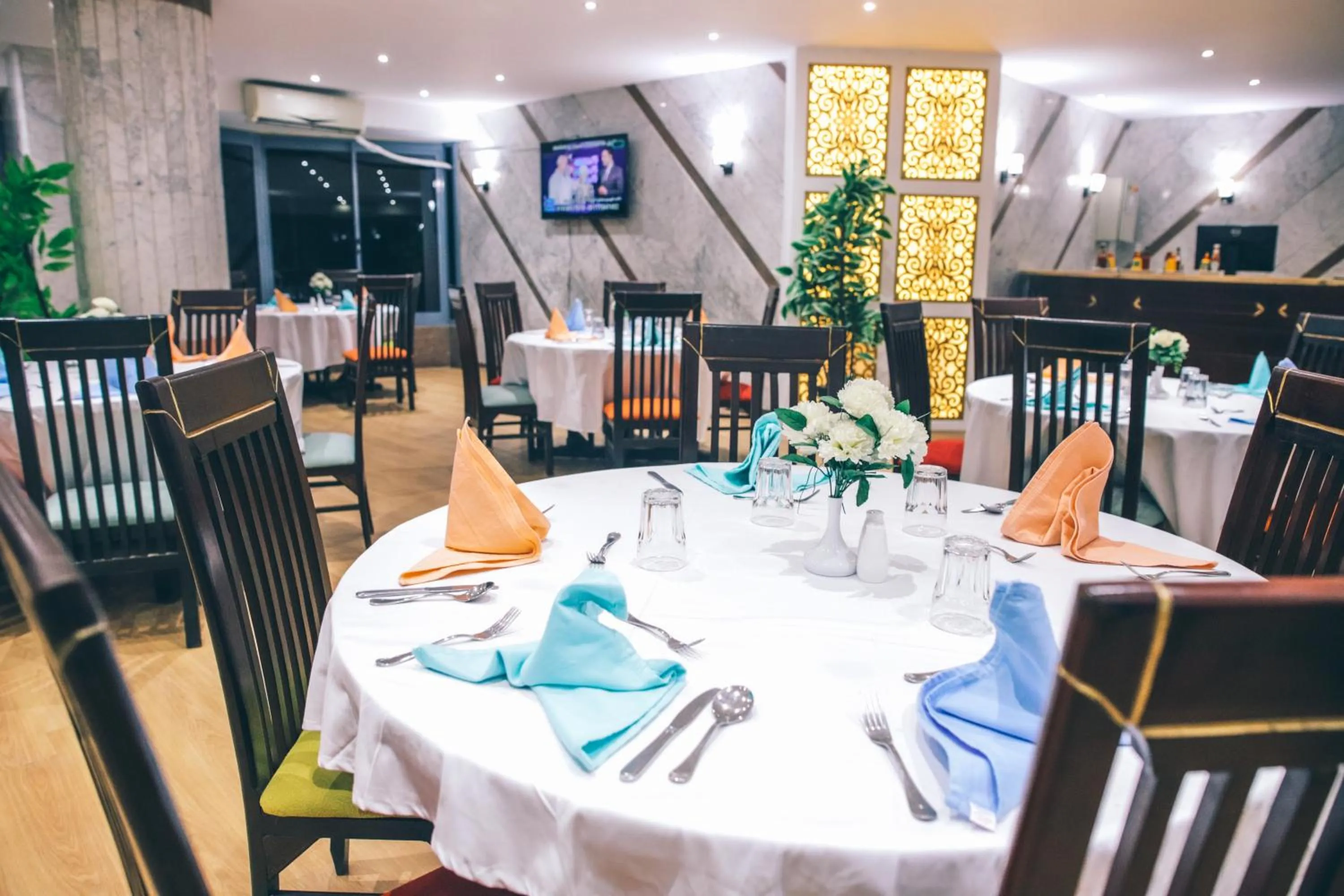 Restaurant/places to eat in Jewel Maadi Cabins and Club