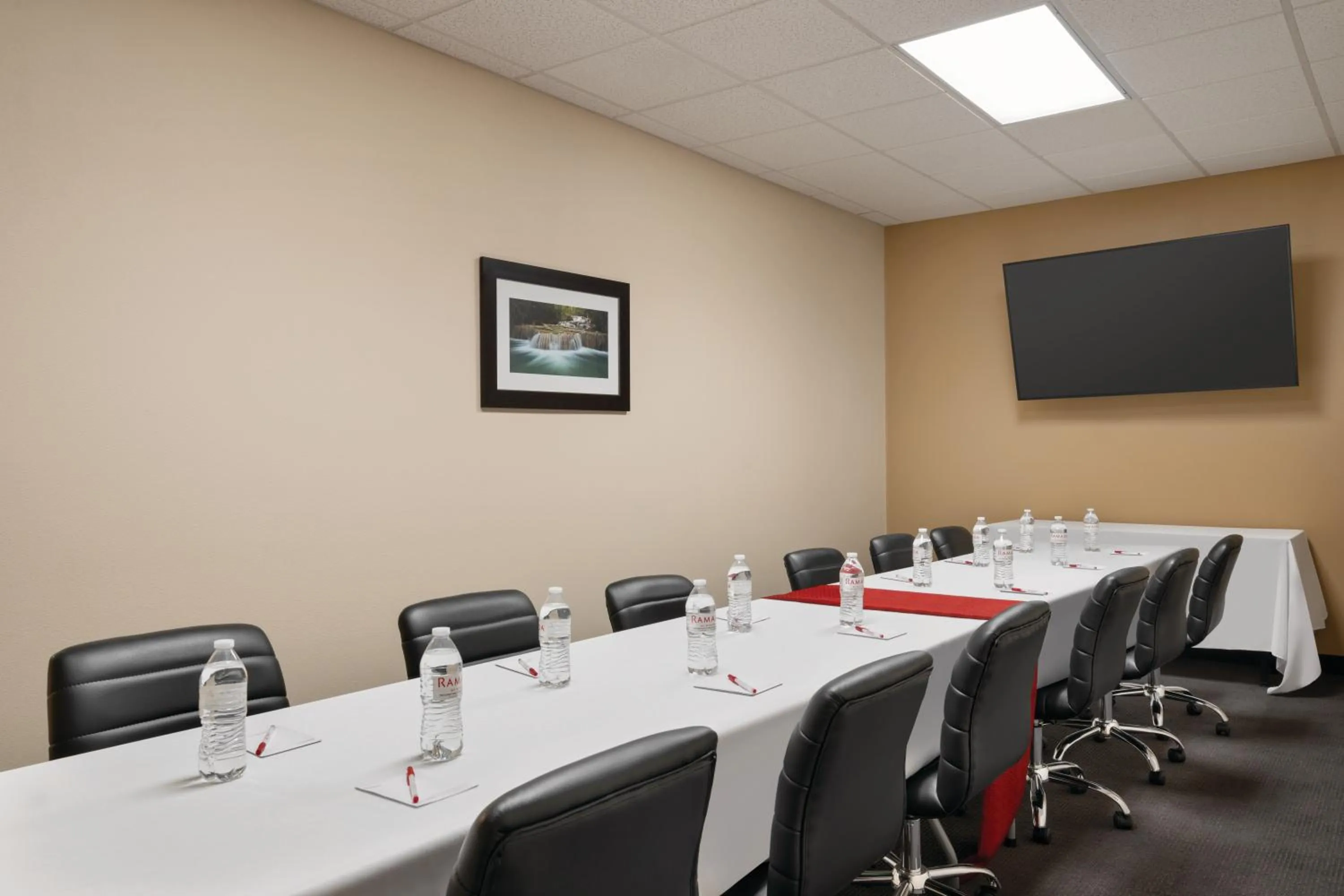 Business facilities in Bakken Airport XWA Hotel & Studios