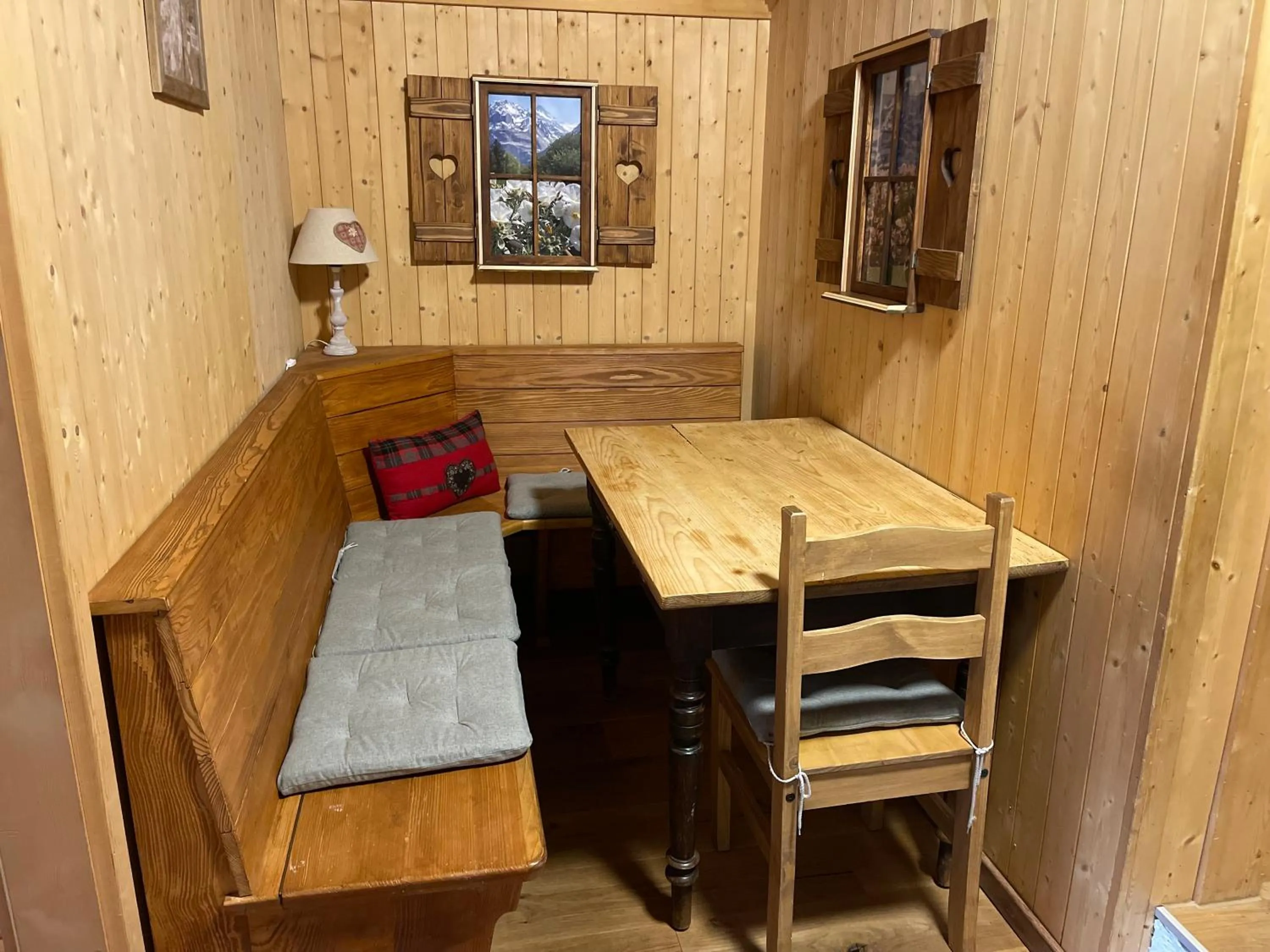 Seating area, Bed in Hotel Jägerstübli Grindelwald