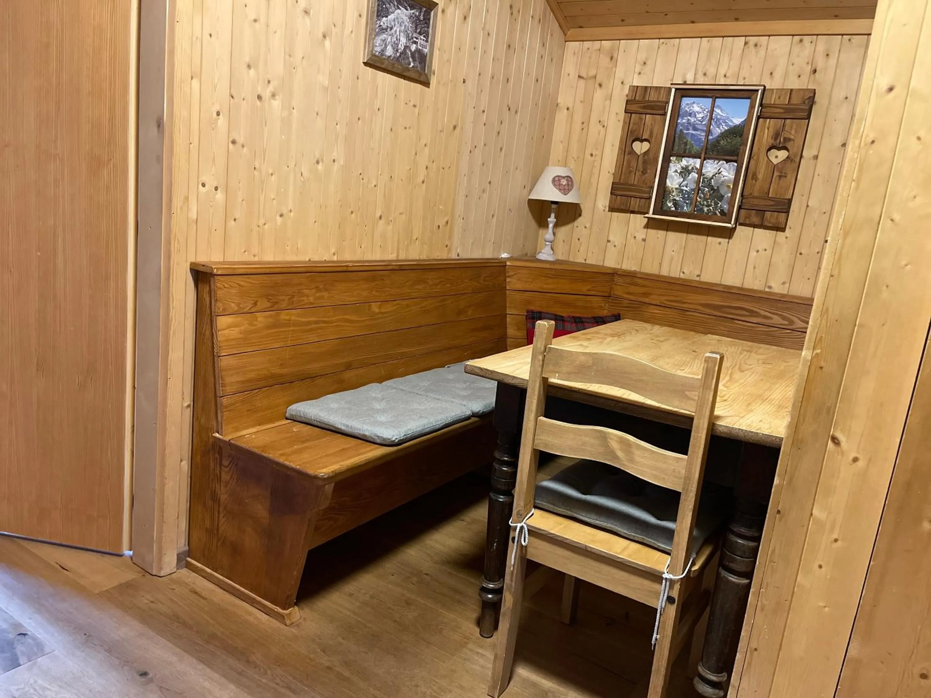 Seating area, Bed in Hotel Jägerstübli Grindelwald