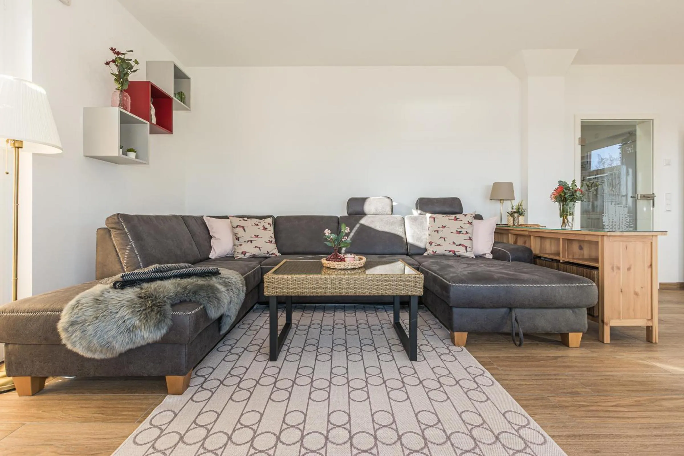Living room in 5 Sterne Ferienhaus direkt am See mit Sauna-Kamin-Garten
