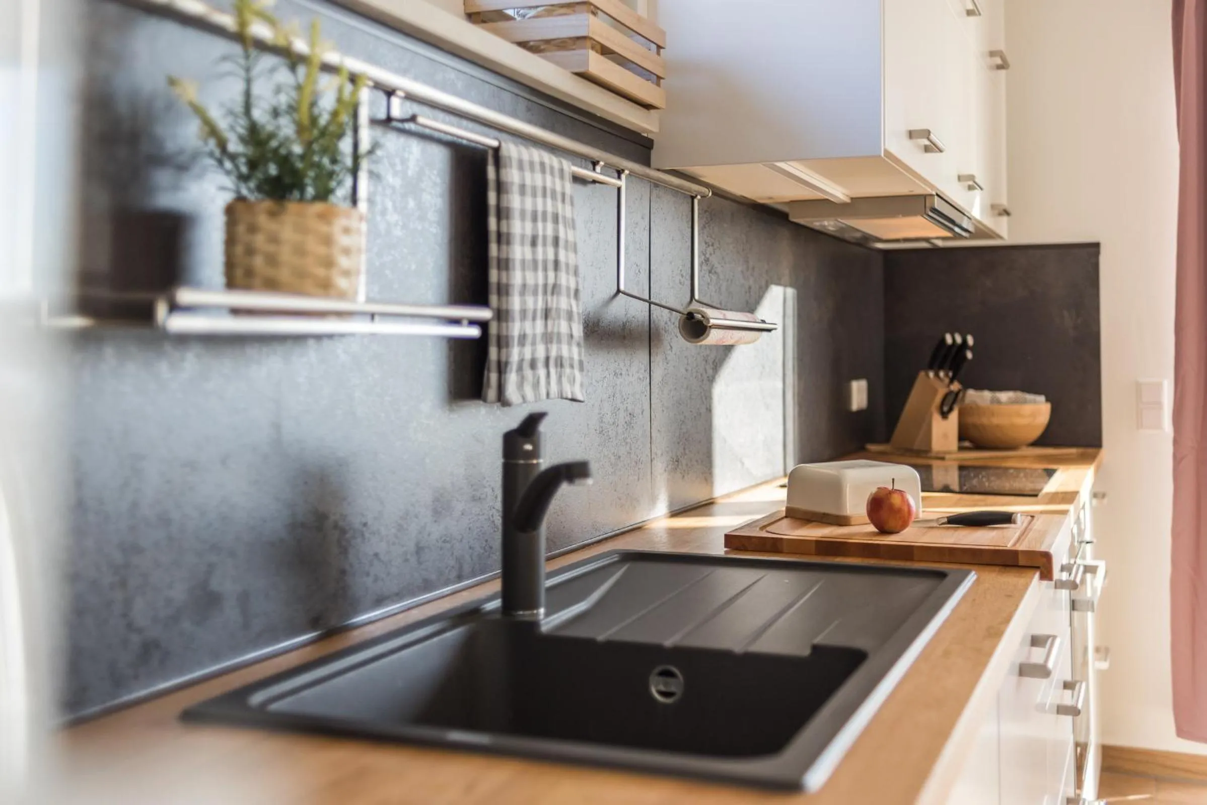 Kitchen or kitchenette in 5 Sterne Ferienhaus direkt am See mit Sauna-Kamin-Garten