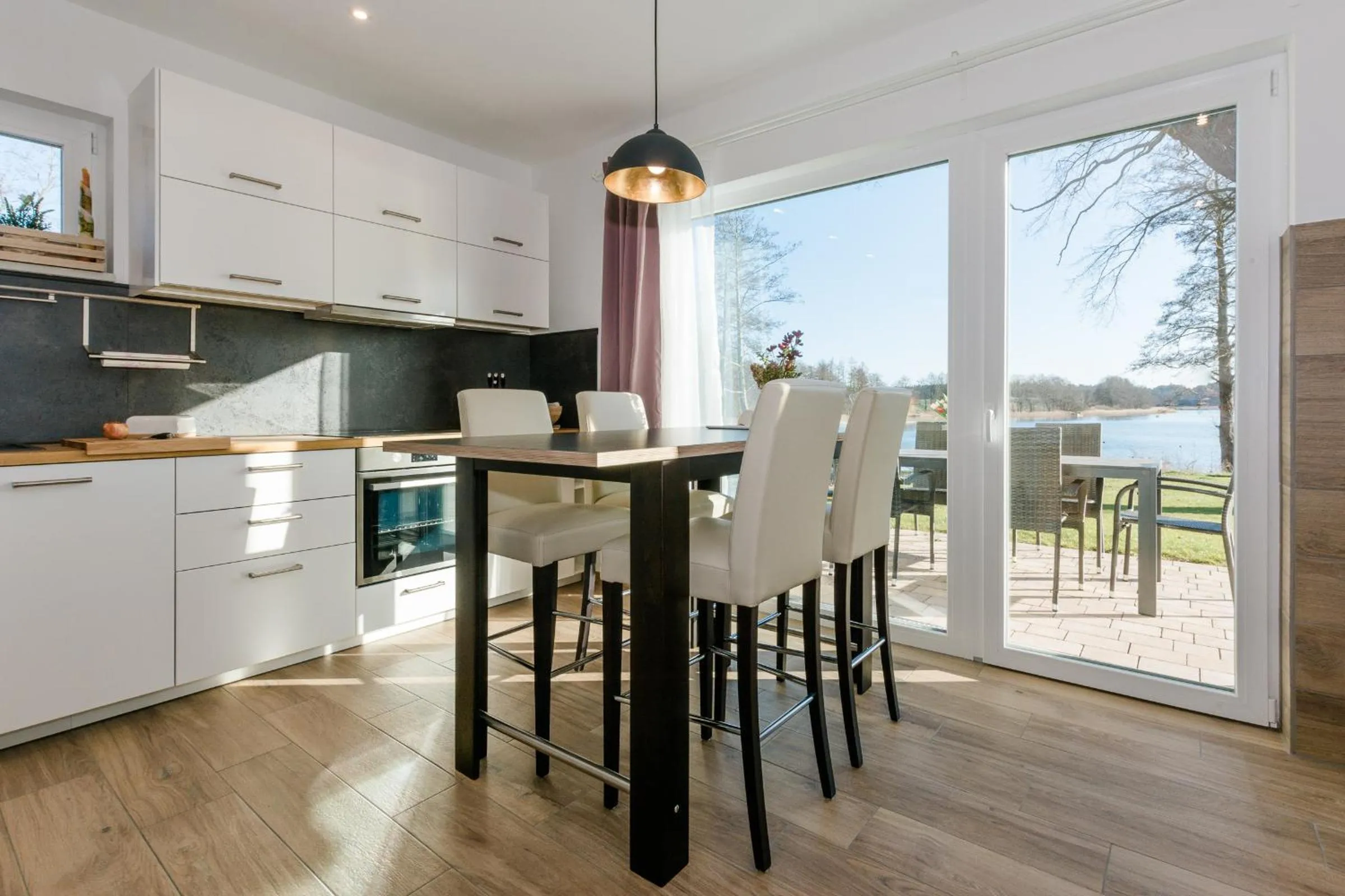 Kitchen or kitchenette in 5 Sterne Ferienhaus direkt am See mit Sauna-Kamin-Garten