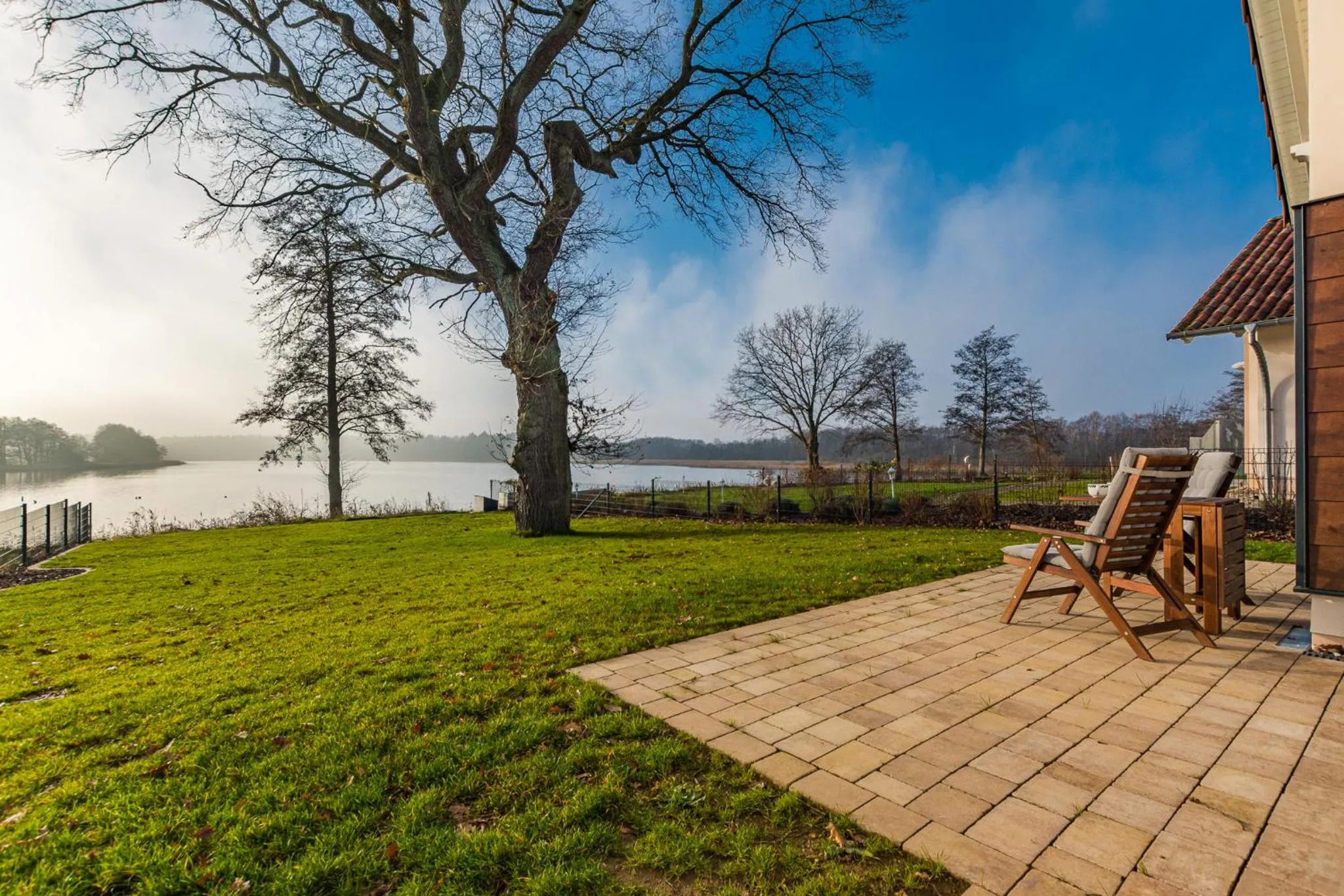 BBQ facilities in 5 Sterne Ferienhaus direkt am See mit Sauna-Kamin-Garten