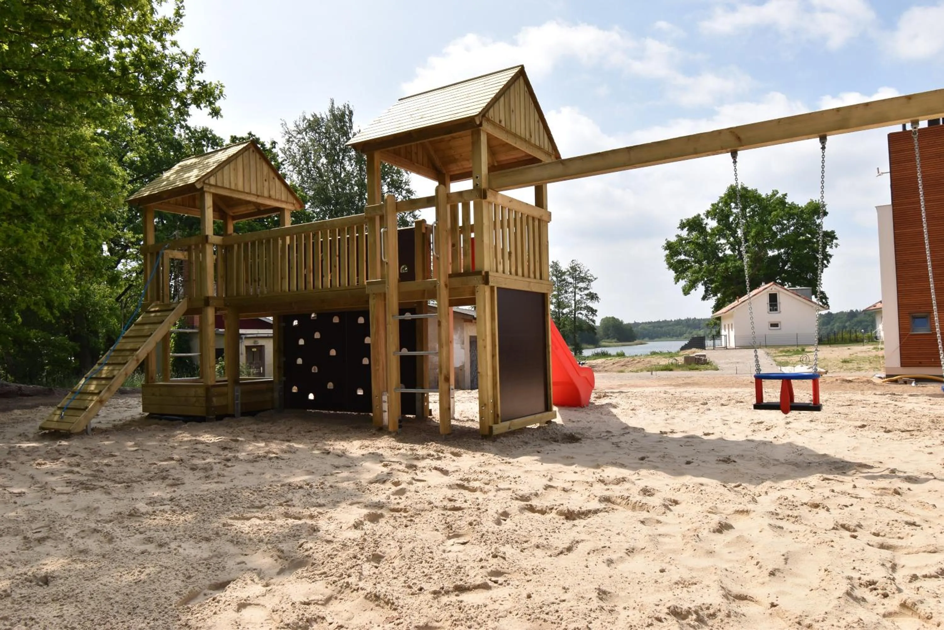 Children play ground in 5 Sterne Ferienhaus direkt am See mit Sauna-Kamin-Garten