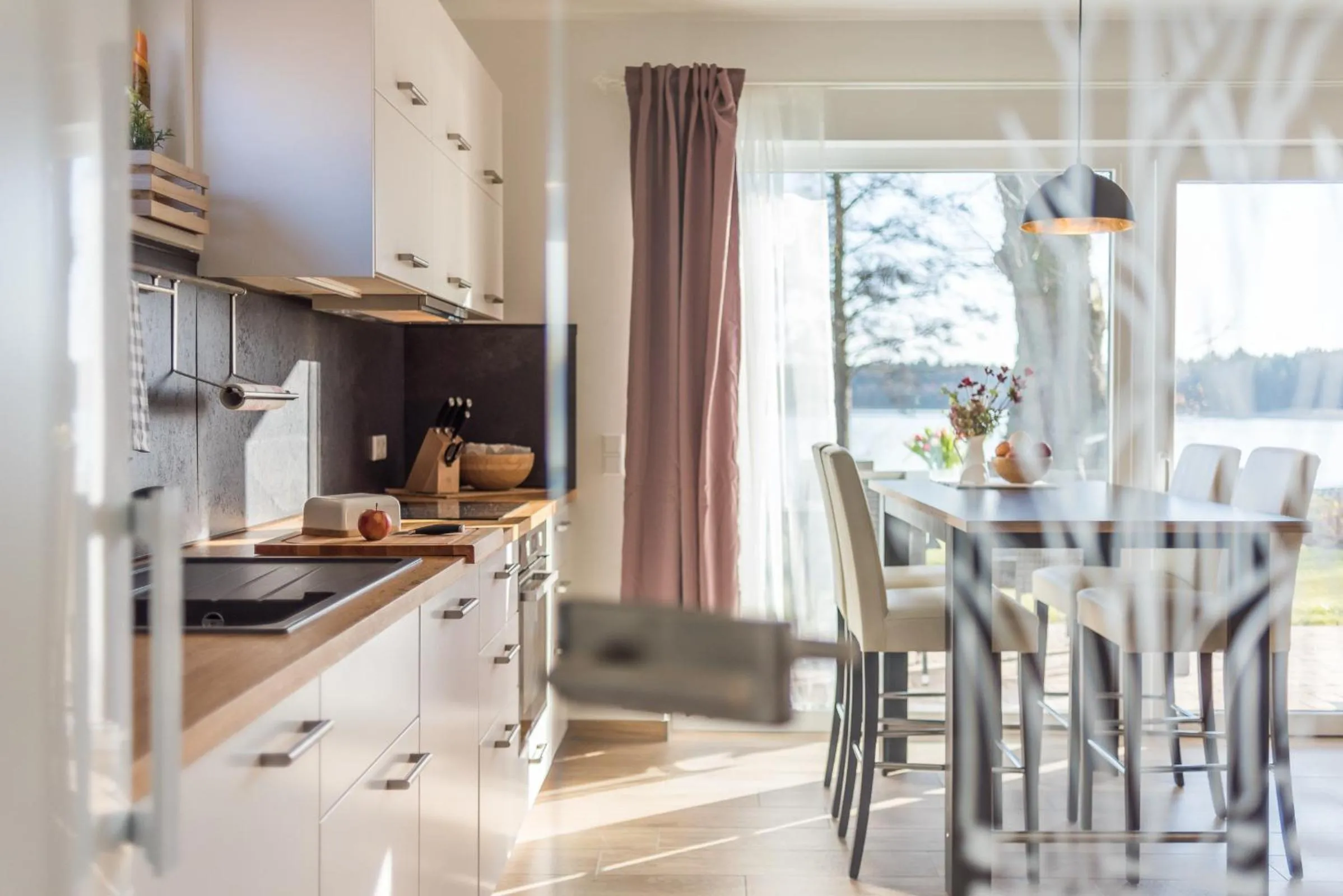 Kitchen or kitchenette in 5 Sterne Ferienhaus direkt am See mit Sauna-Kamin-Garten