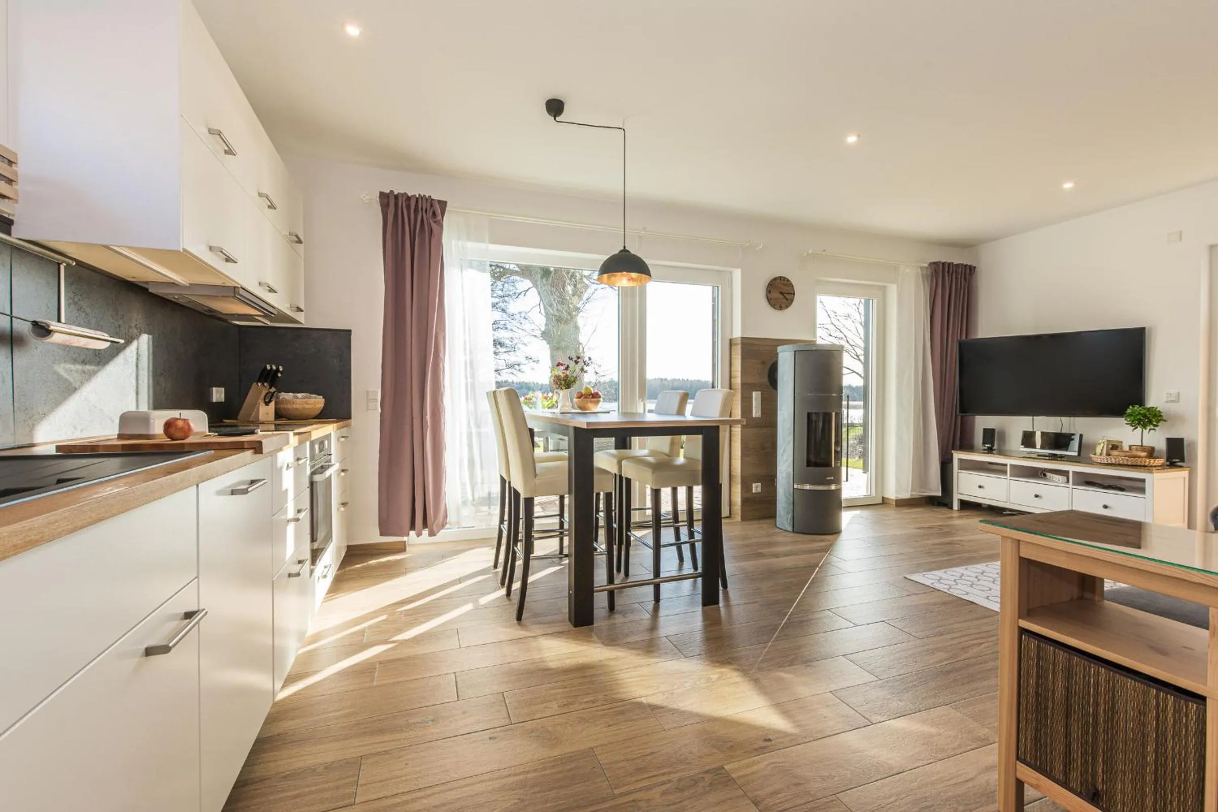 Kitchen or kitchenette in 5 Sterne Ferienhaus direkt am See mit Sauna-Kamin-Garten