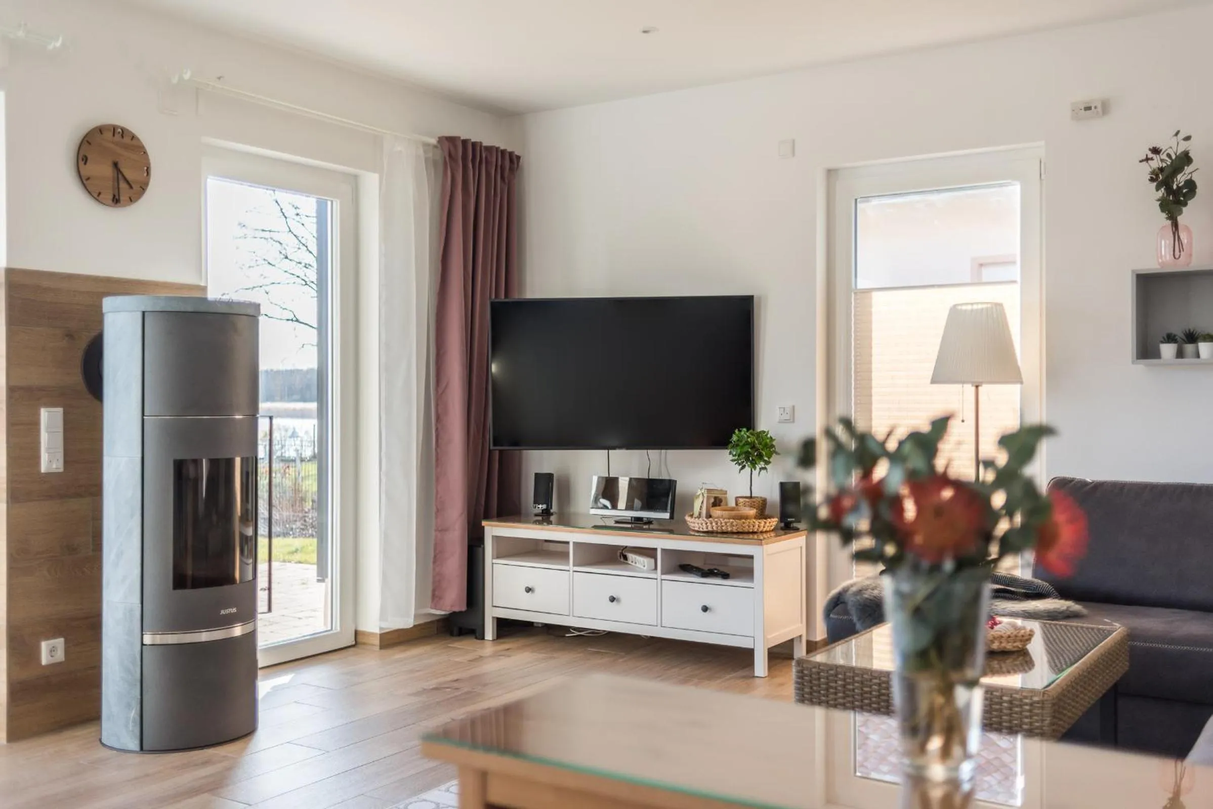 TV and multimedia in 5 Sterne Ferienhaus direkt am See mit Sauna-Kamin-Garten