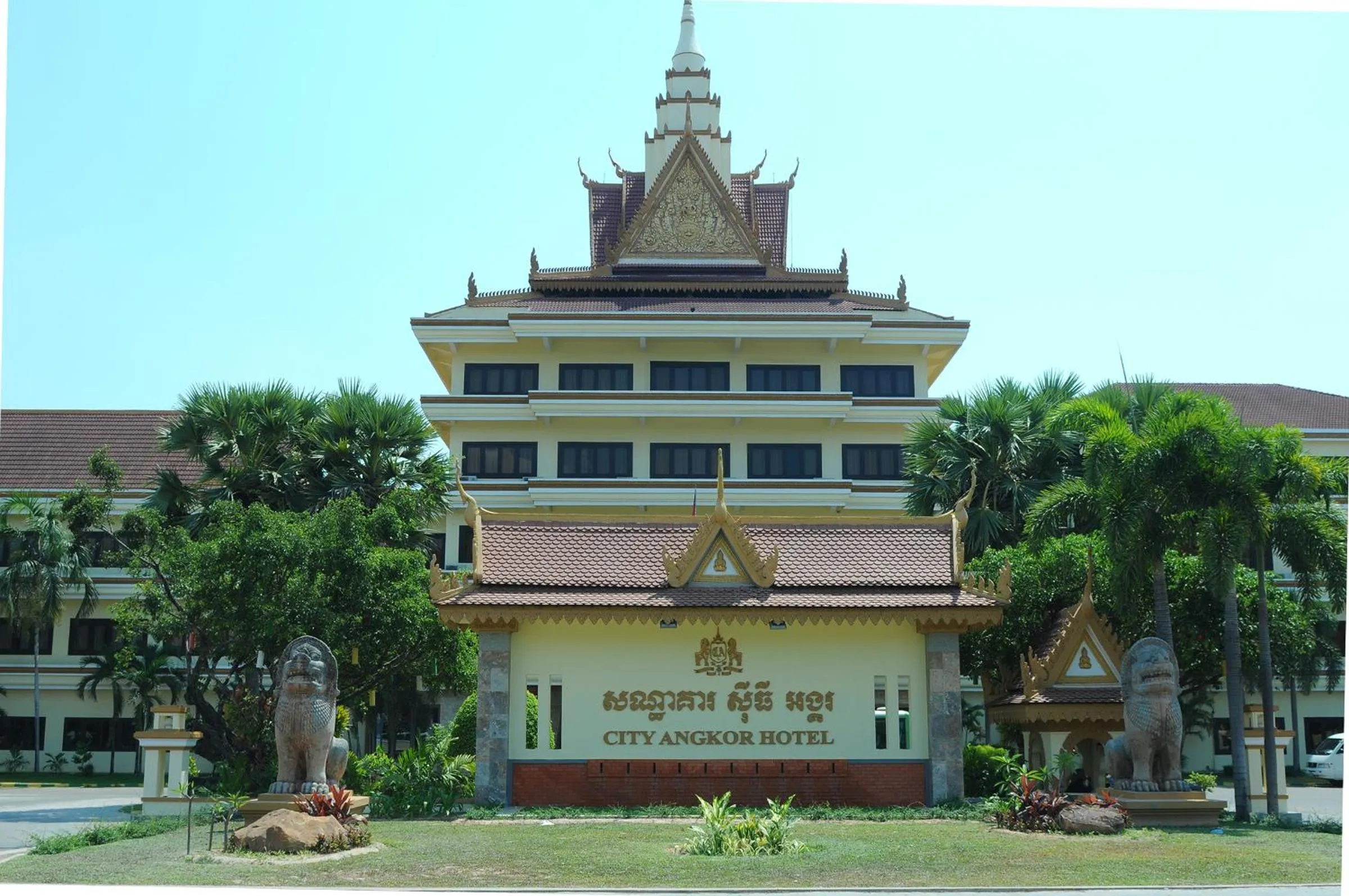 Facade/entrance in City Angkor Hotel