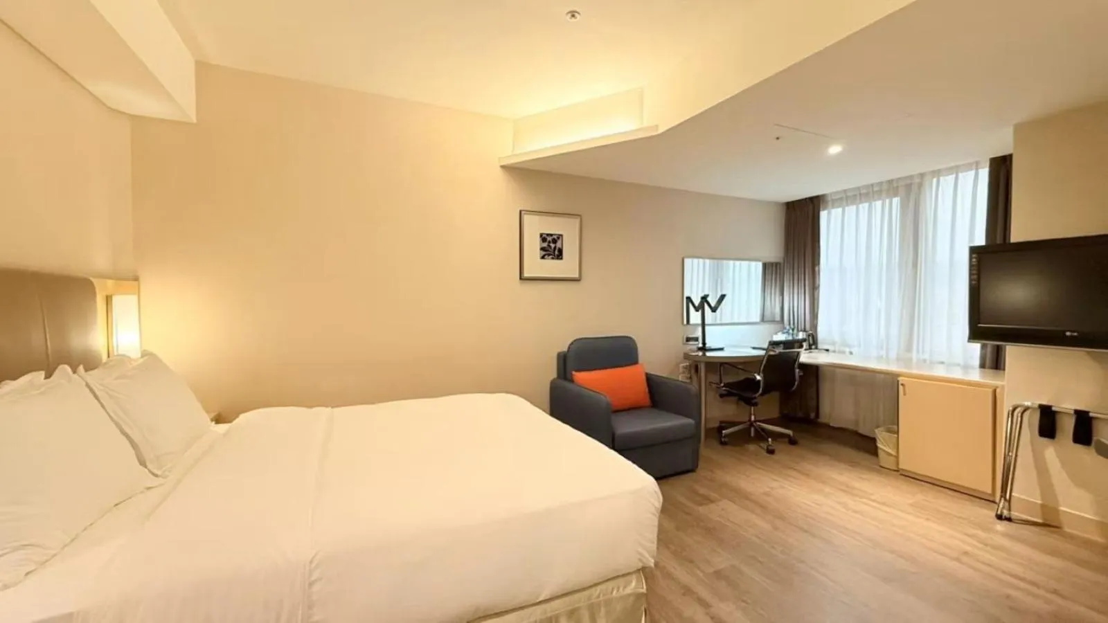 Photo of the whole room, Bed in Holiday Inn Express Taoyuan by IHG