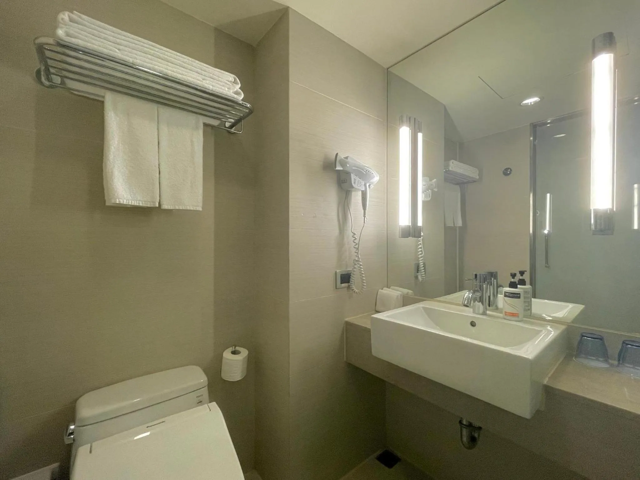 Bedroom in Holiday Inn Express Taoyuan by IHG