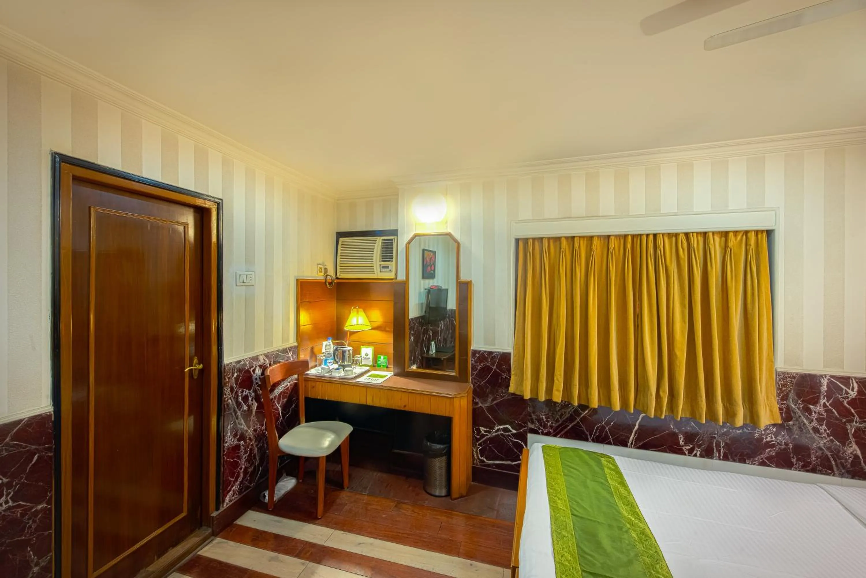 Bedroom, Bed in Treebo Green View, Park Circus