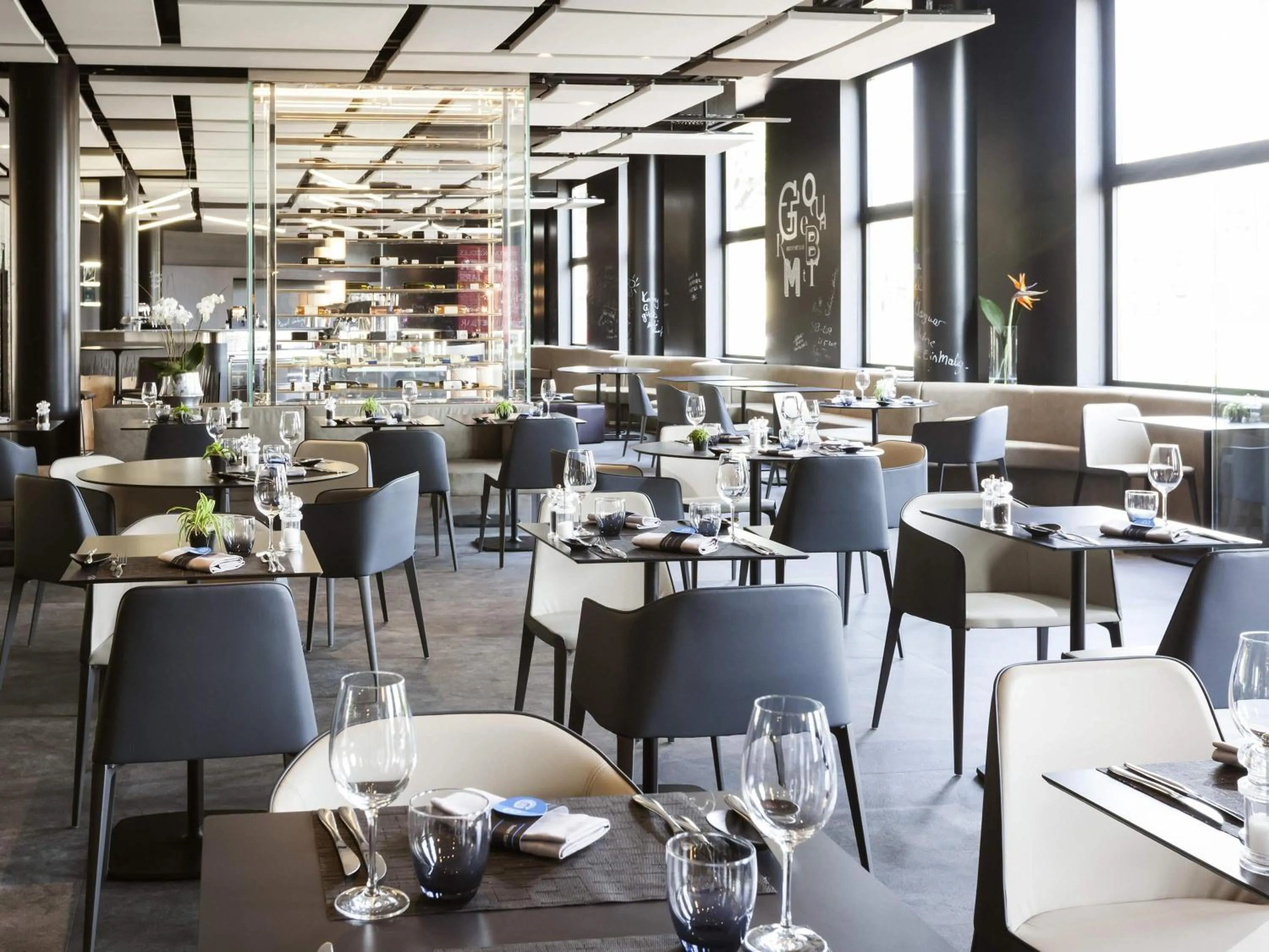 Restaurant/places to eat in Novotel Bern Expo