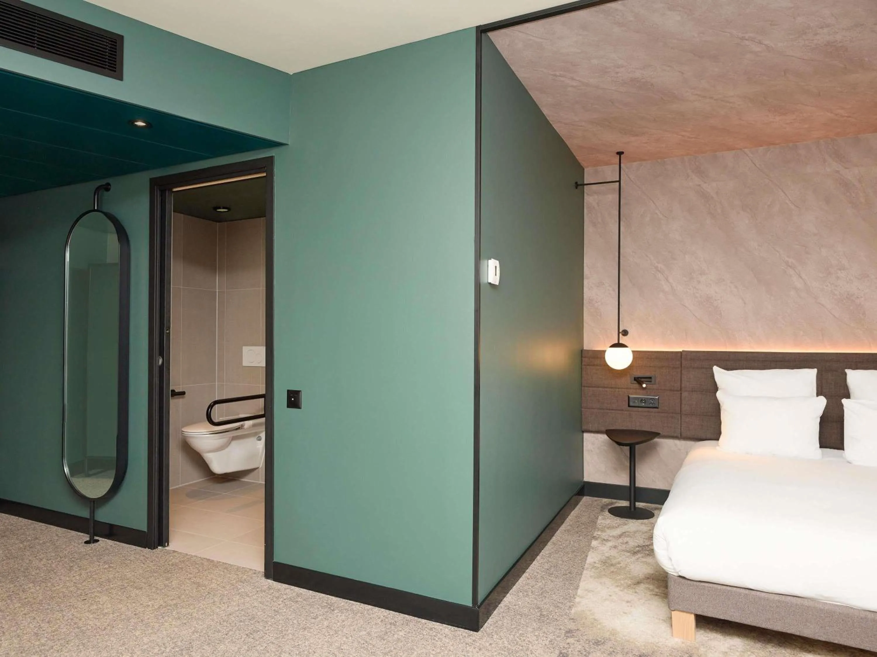 Bedroom, Bed in Novotel Bern Expo