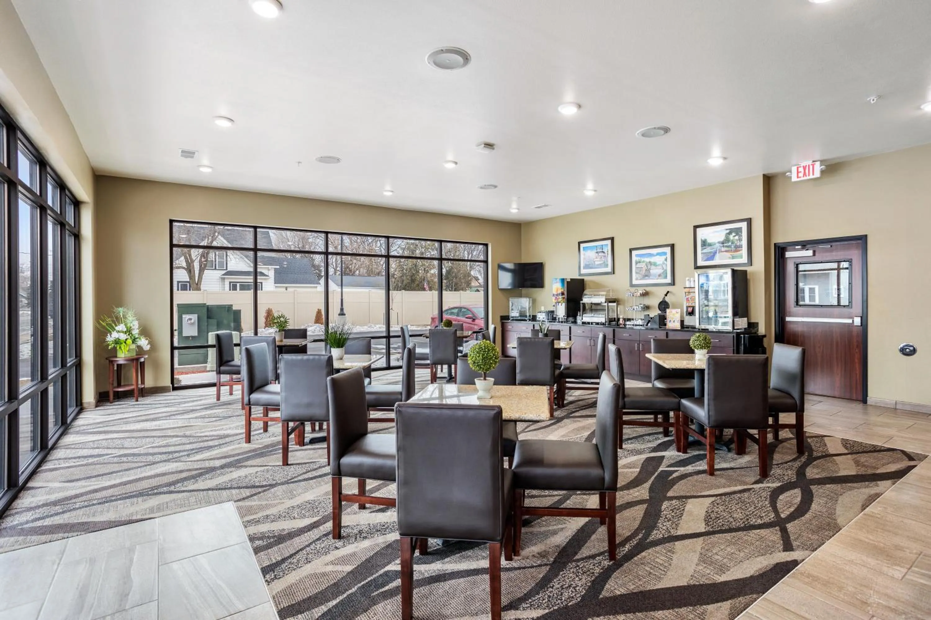Lounge or bar in Cobblestone Hotel & Suites - Little Chute
