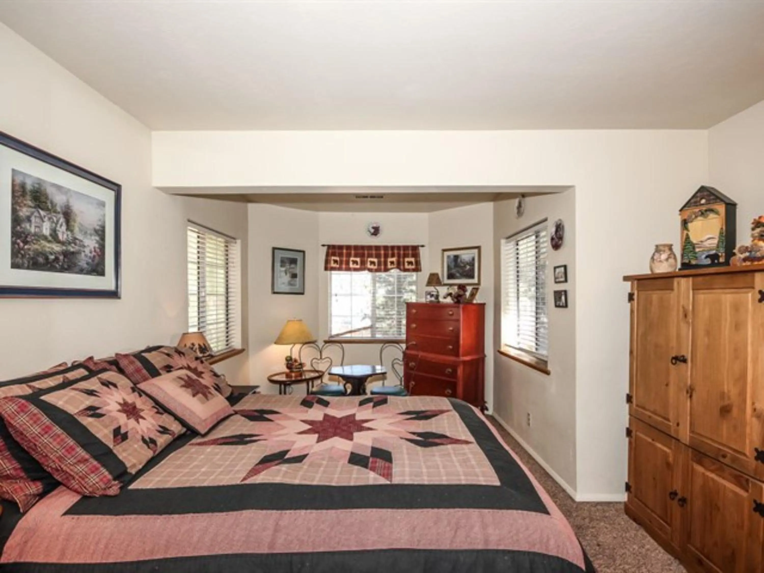 Bedroom, Bed in Idle Hours Inn - 1945 by Big Bear Vacations