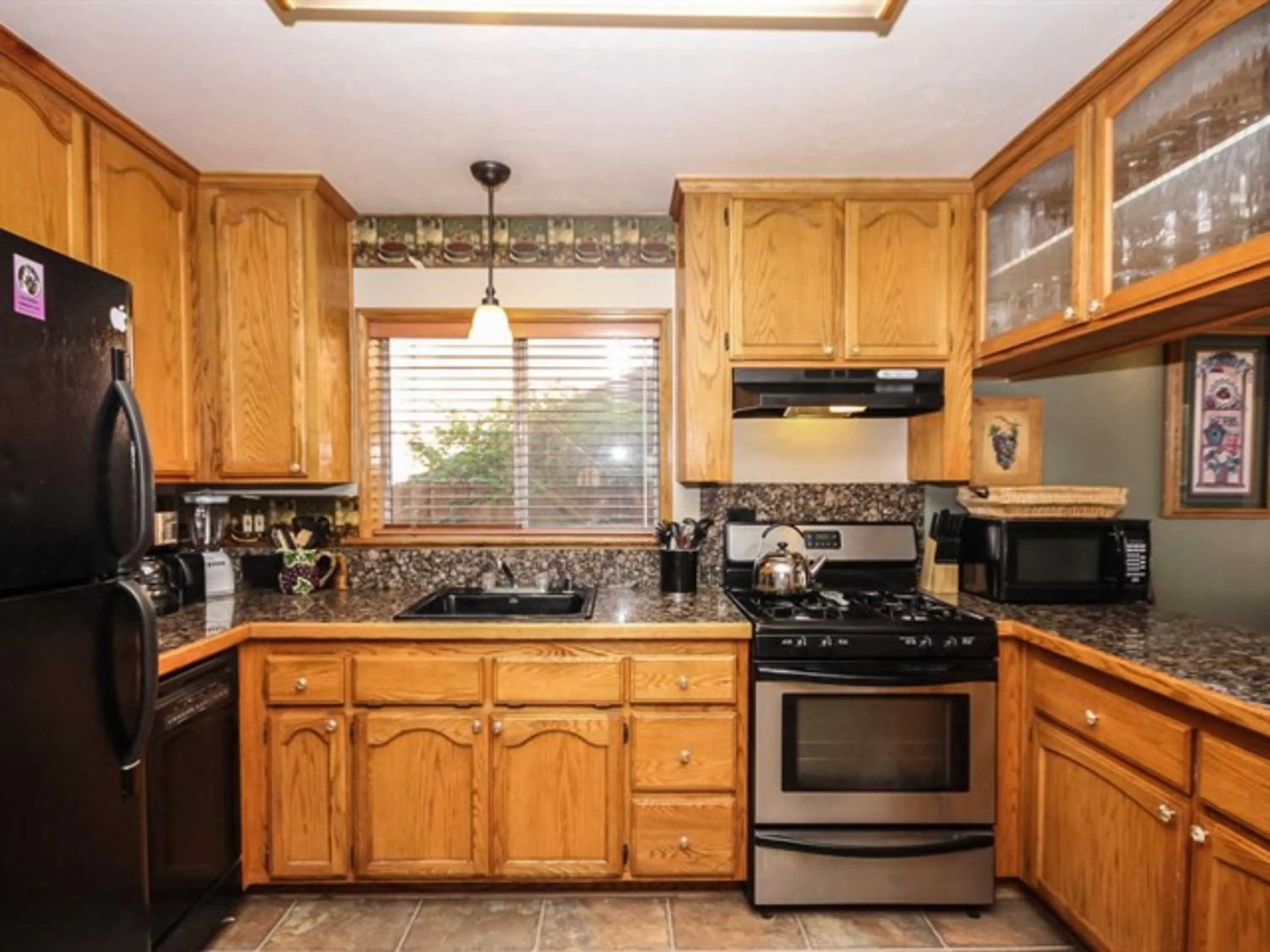 Kitchen or kitchenette in Idle Hours Inn - 1945 by Big Bear Vacations