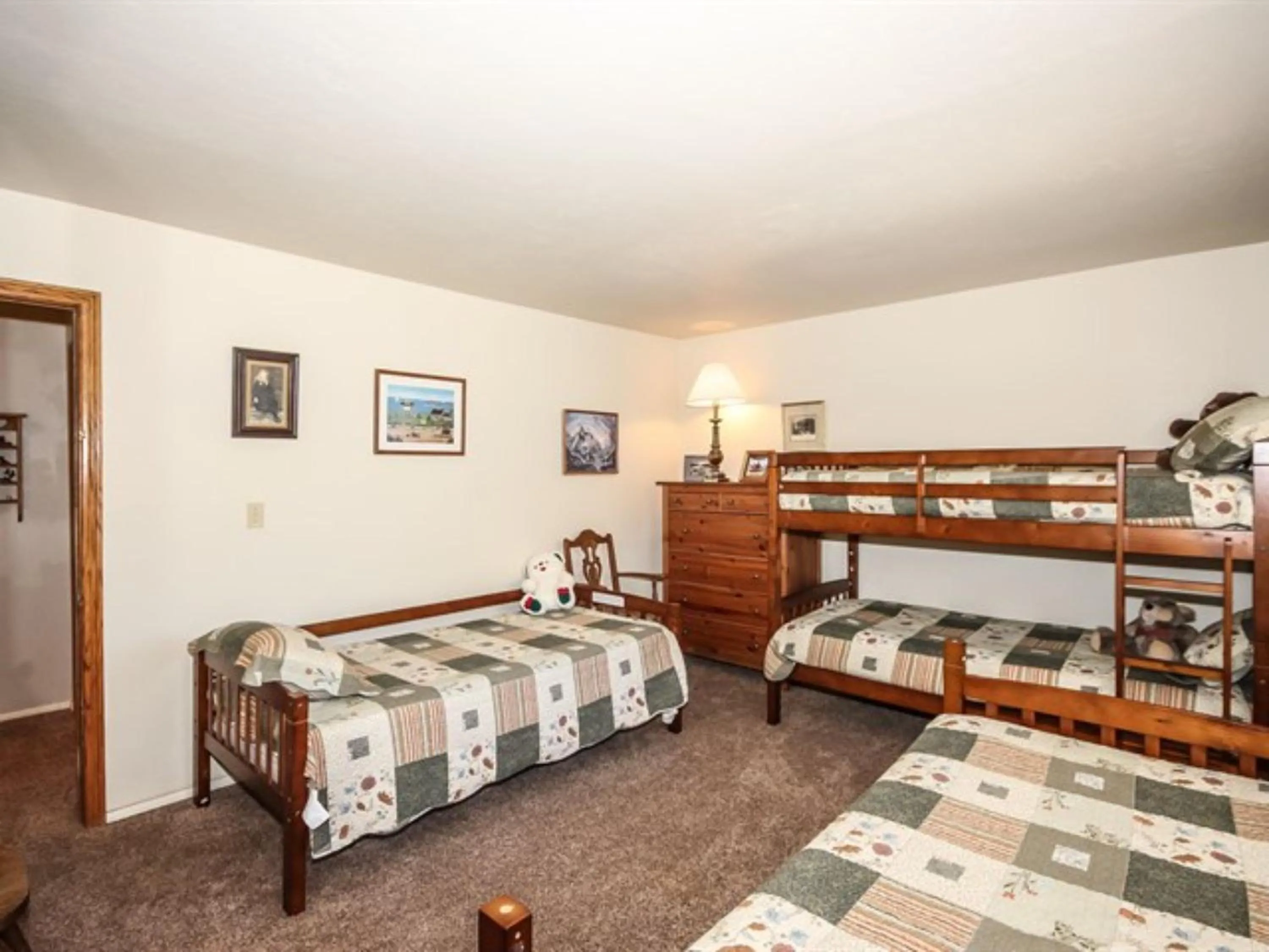 Bedroom, Bed in Idle Hours Inn - 1945 by Big Bear Vacations