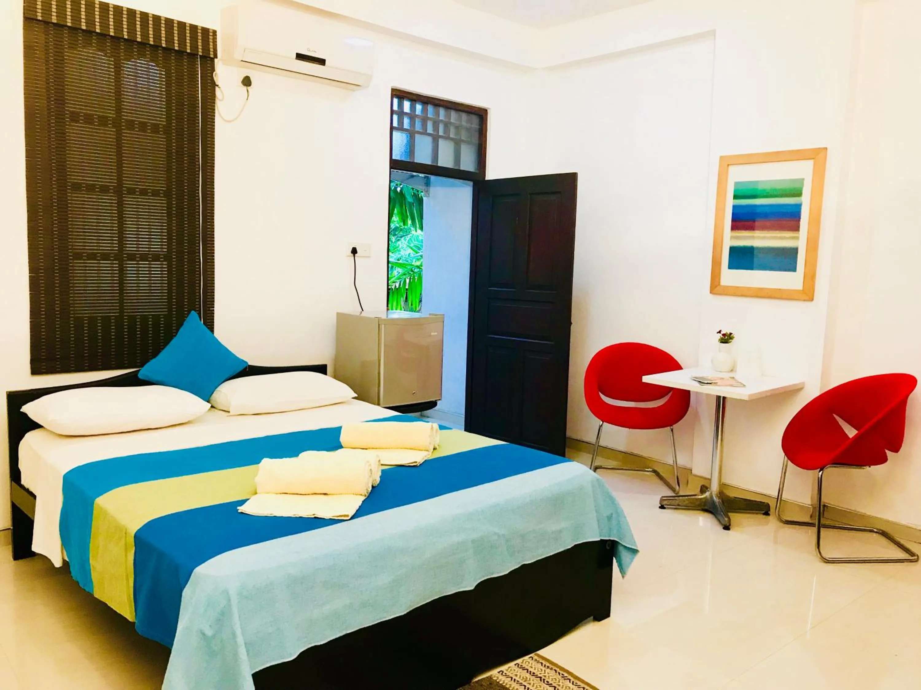 Seating area, Bed in Hotel Dorset