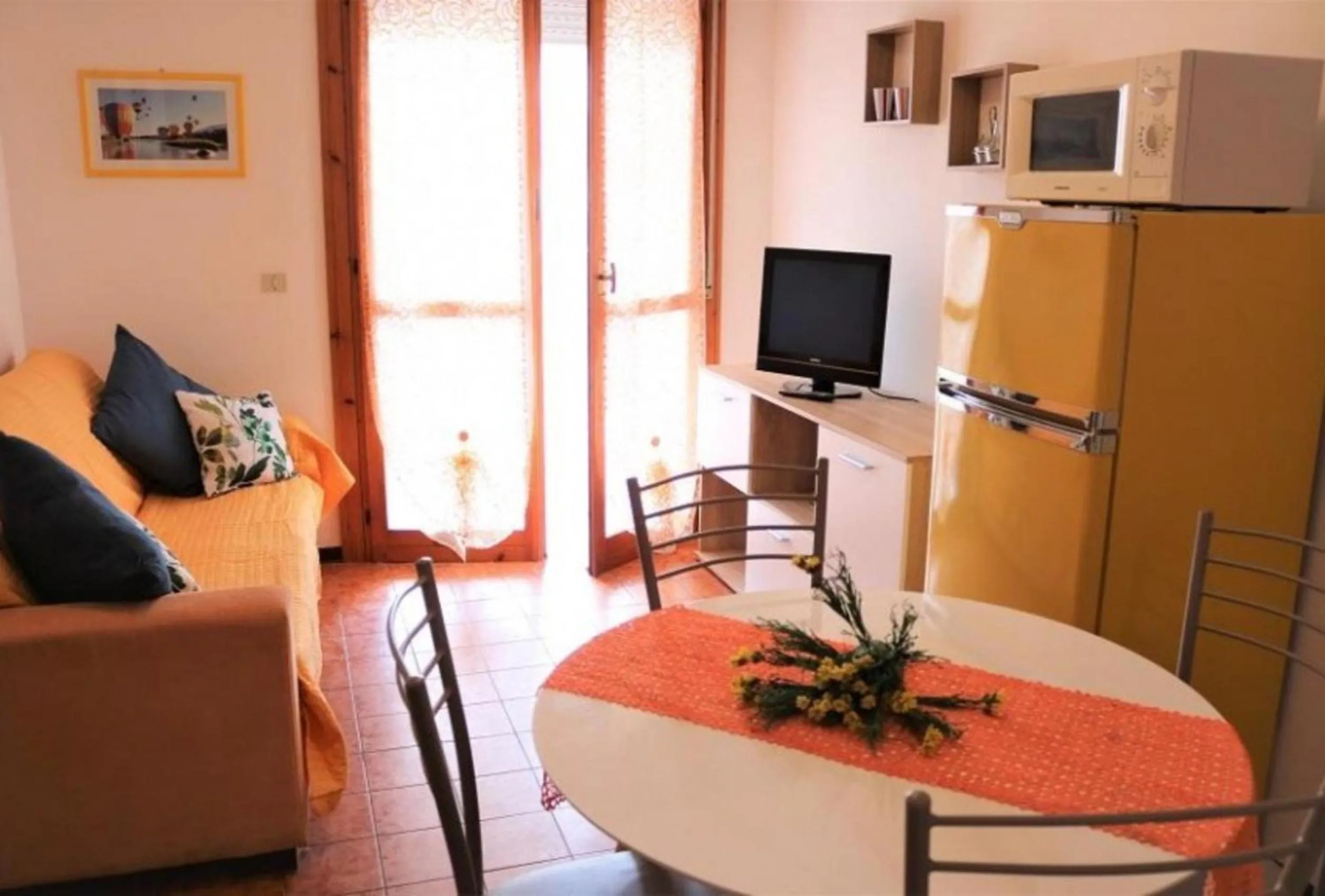 Communal lounge/ TV room in Superb apartment with sea view