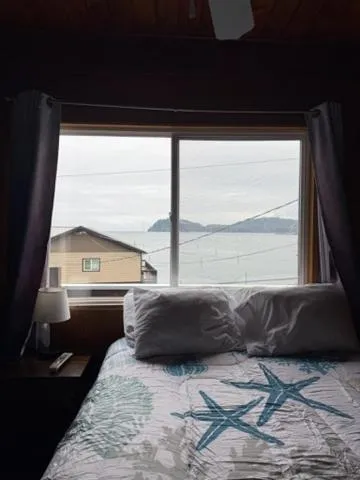 Bed in Curley's Resort & Dive Center