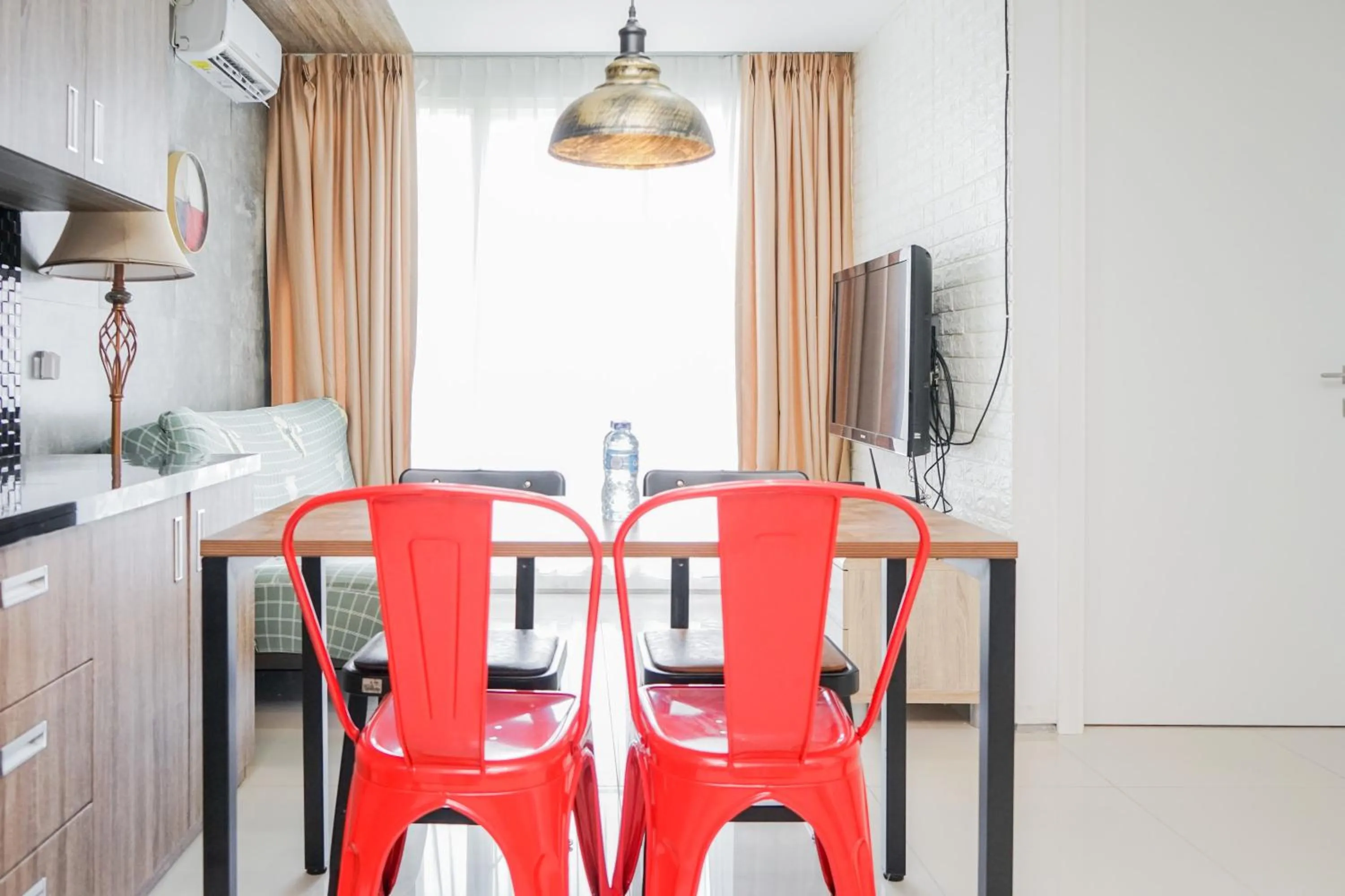 Dining area in Cozy 2BR Apartment at Tuscany Residences With Garden View By Travelio