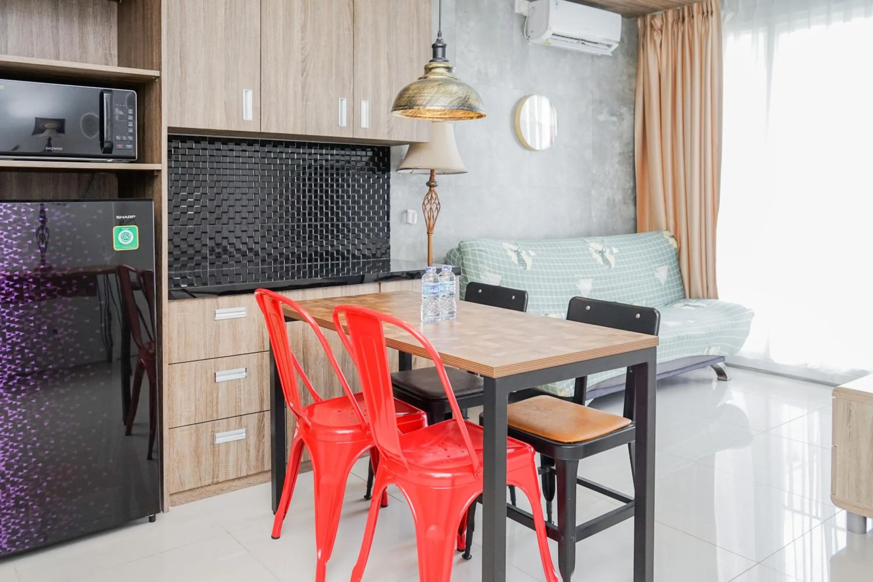 Dining area in Cozy 2BR Apartment at Tuscany Residences With Garden View By Travelio