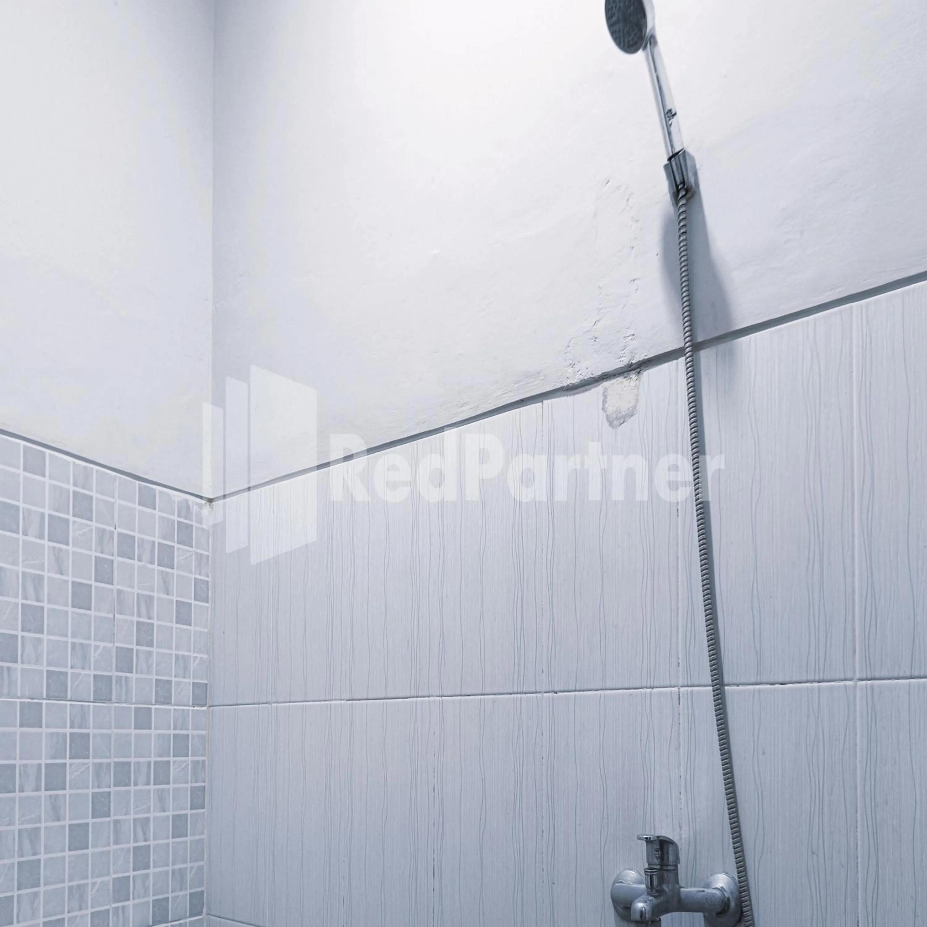 Bathroom in D'Waru Homestay Syariah near Jl Slamet Riyadi Mitra RedDoorz