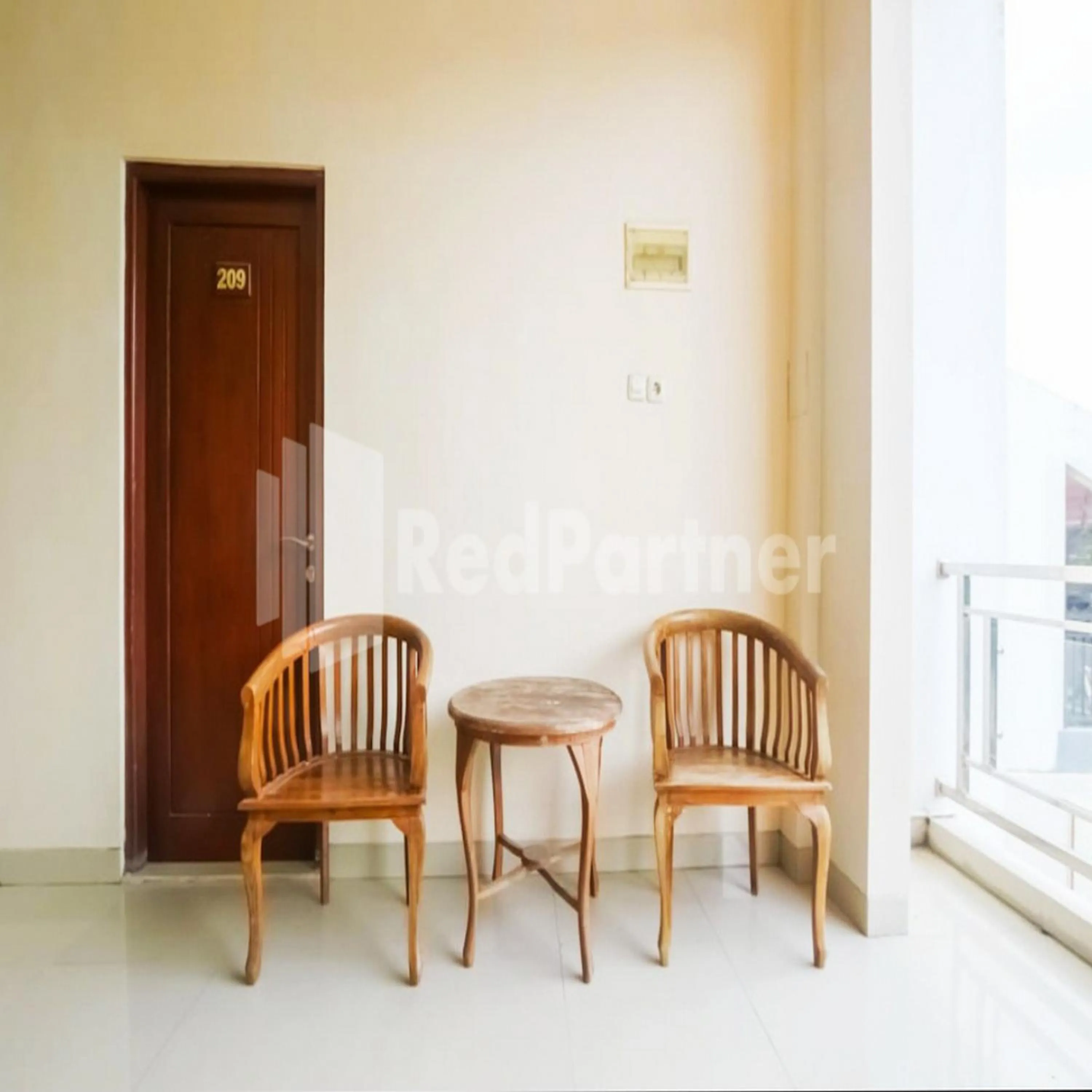 Seating area in D'Waru Homestay Syariah near Jl Slamet Riyadi Mitra RedDoorz