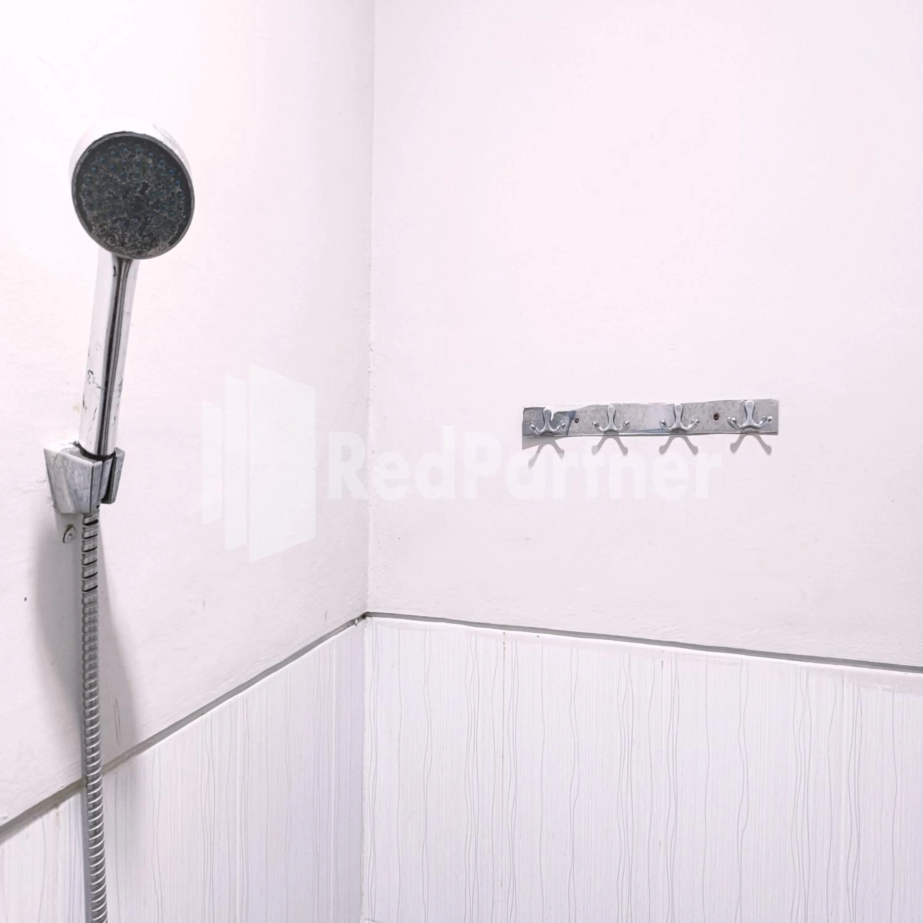 Bathroom in D'Waru Homestay Syariah near Jl Slamet Riyadi Mitra RedDoorz