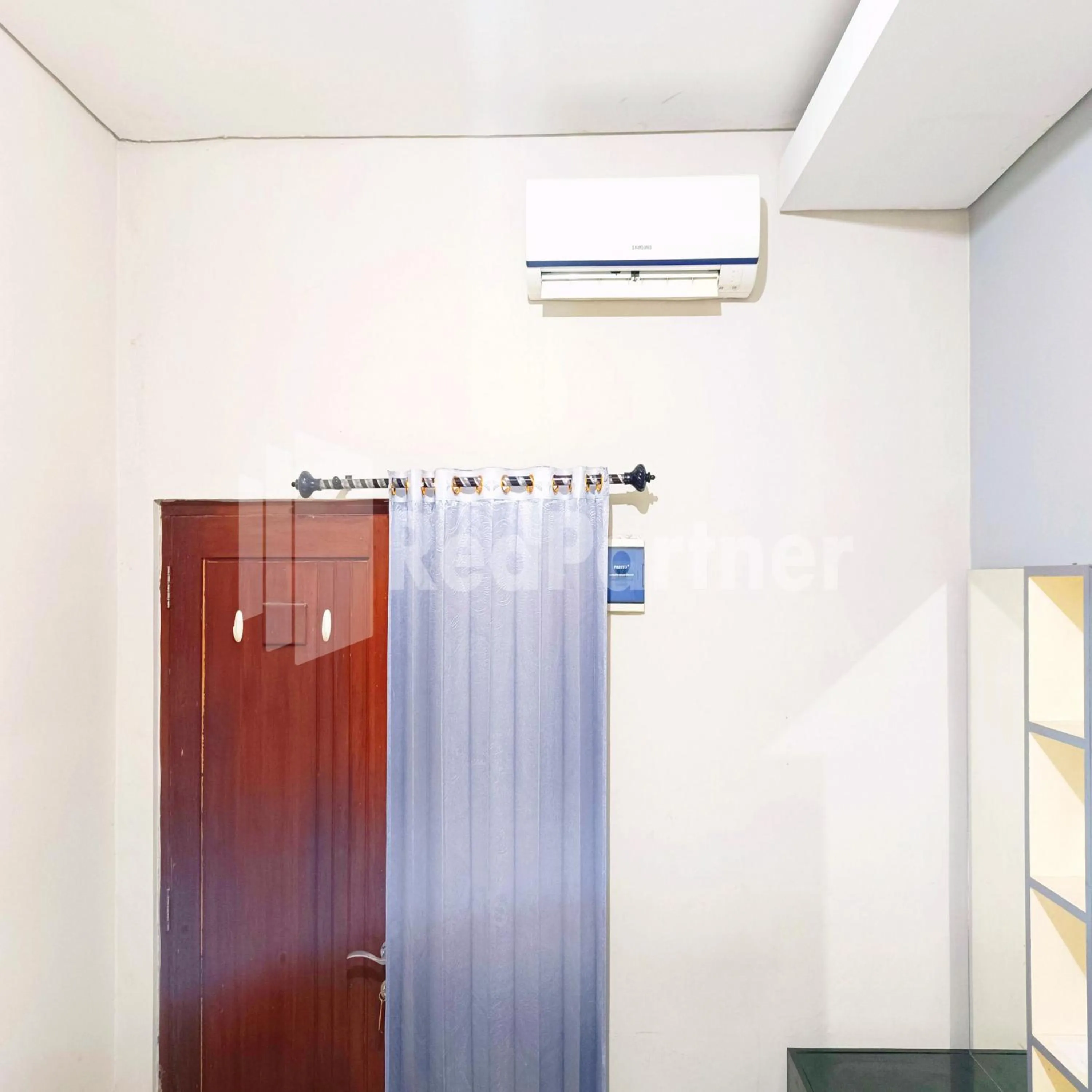 air conditioner in D'Waru Homestay Syariah near Jl Slamet Riyadi Mitra RedDoorz