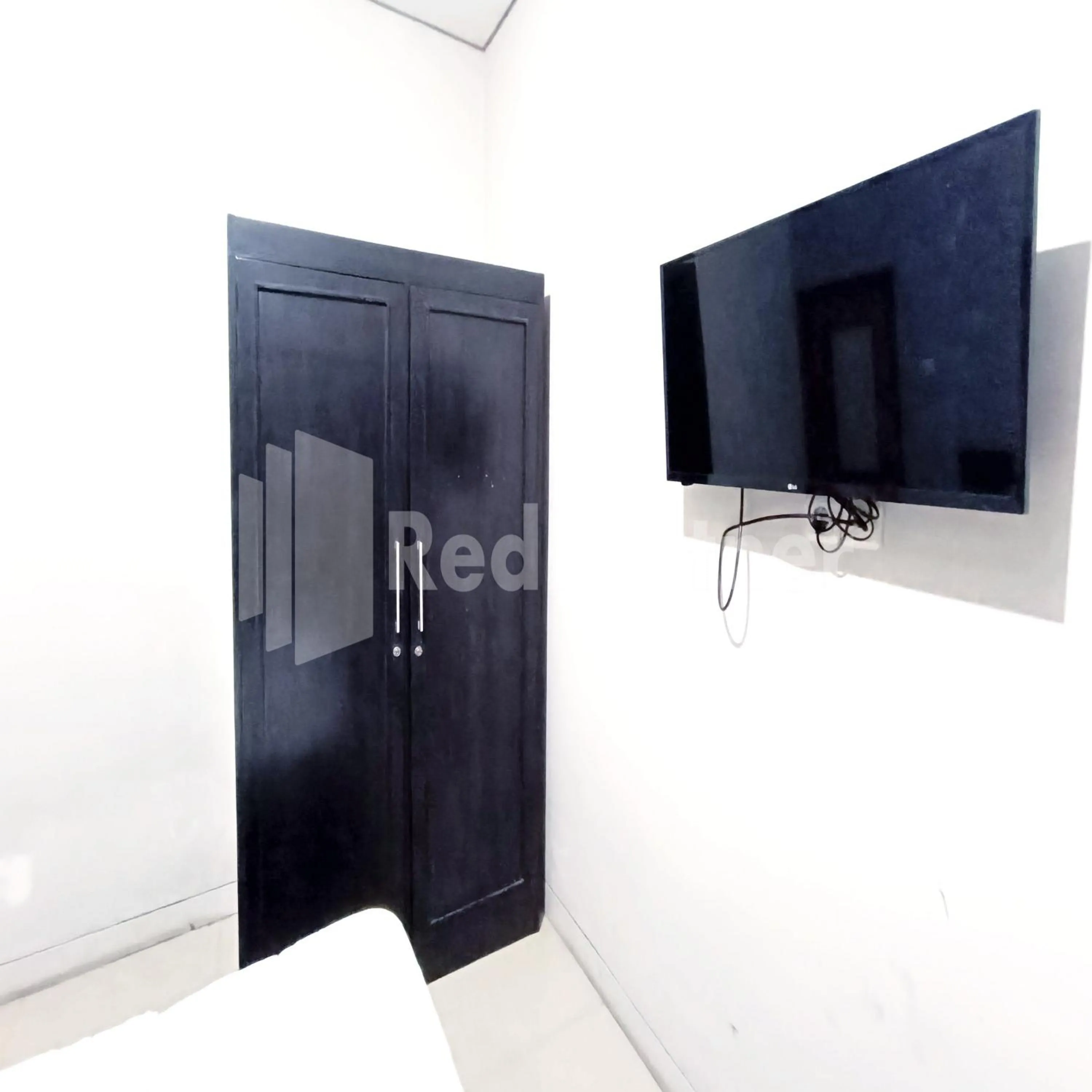 TV and multimedia in D'Waru Homestay Syariah near Jl Slamet Riyadi Mitra RedDoorz