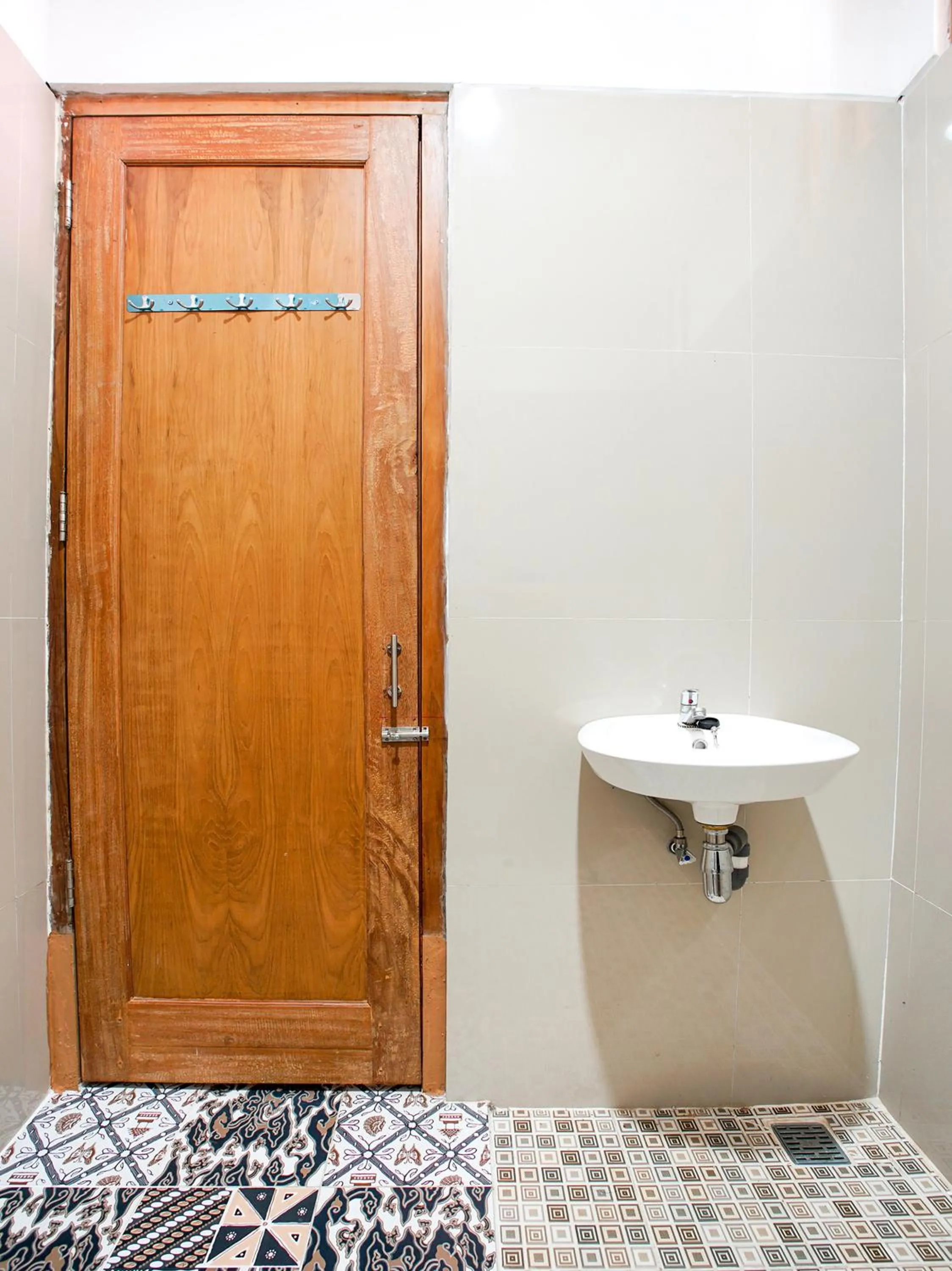 Bathroom in Urbanview Hotel Blok O International by RedDoorz