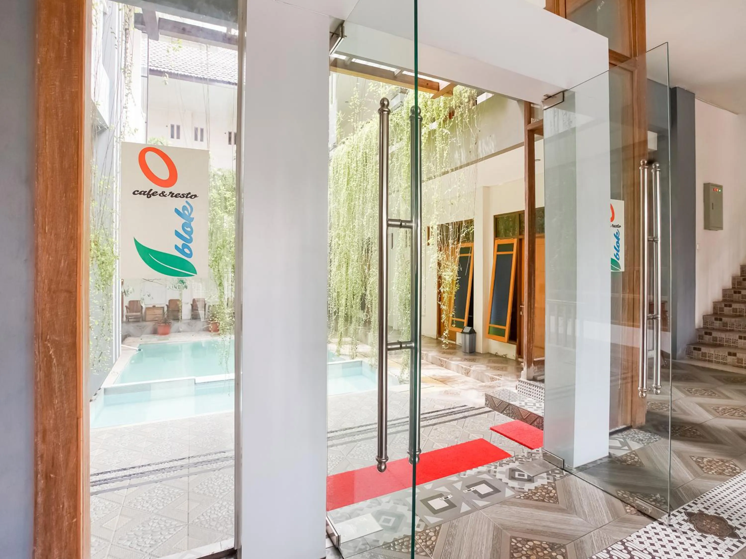 Facade/entrance in Urbanview Hotel Blok O International by RedDoorz