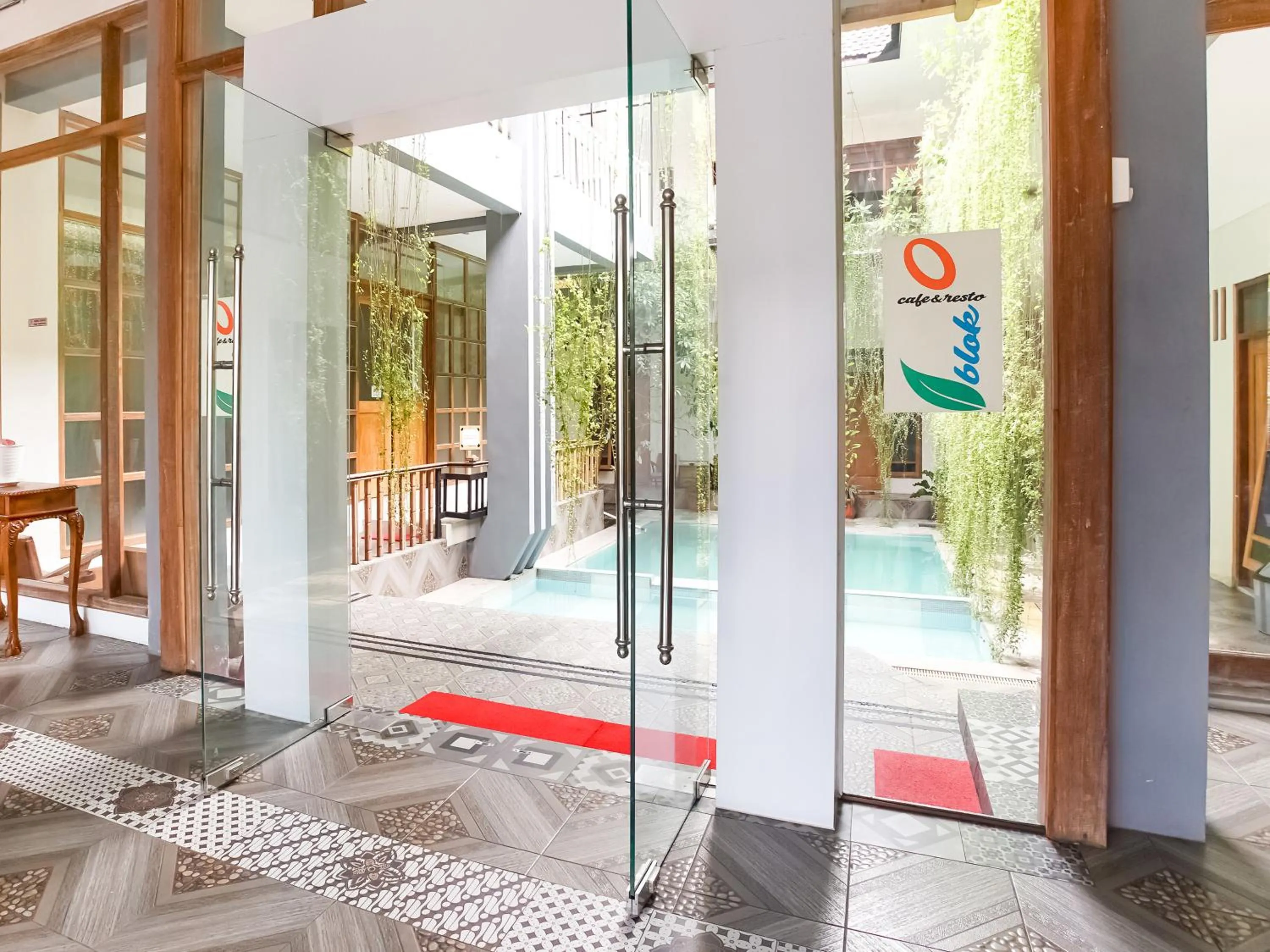 Facade/entrance in Urbanview Hotel Blok O International by RedDoorz