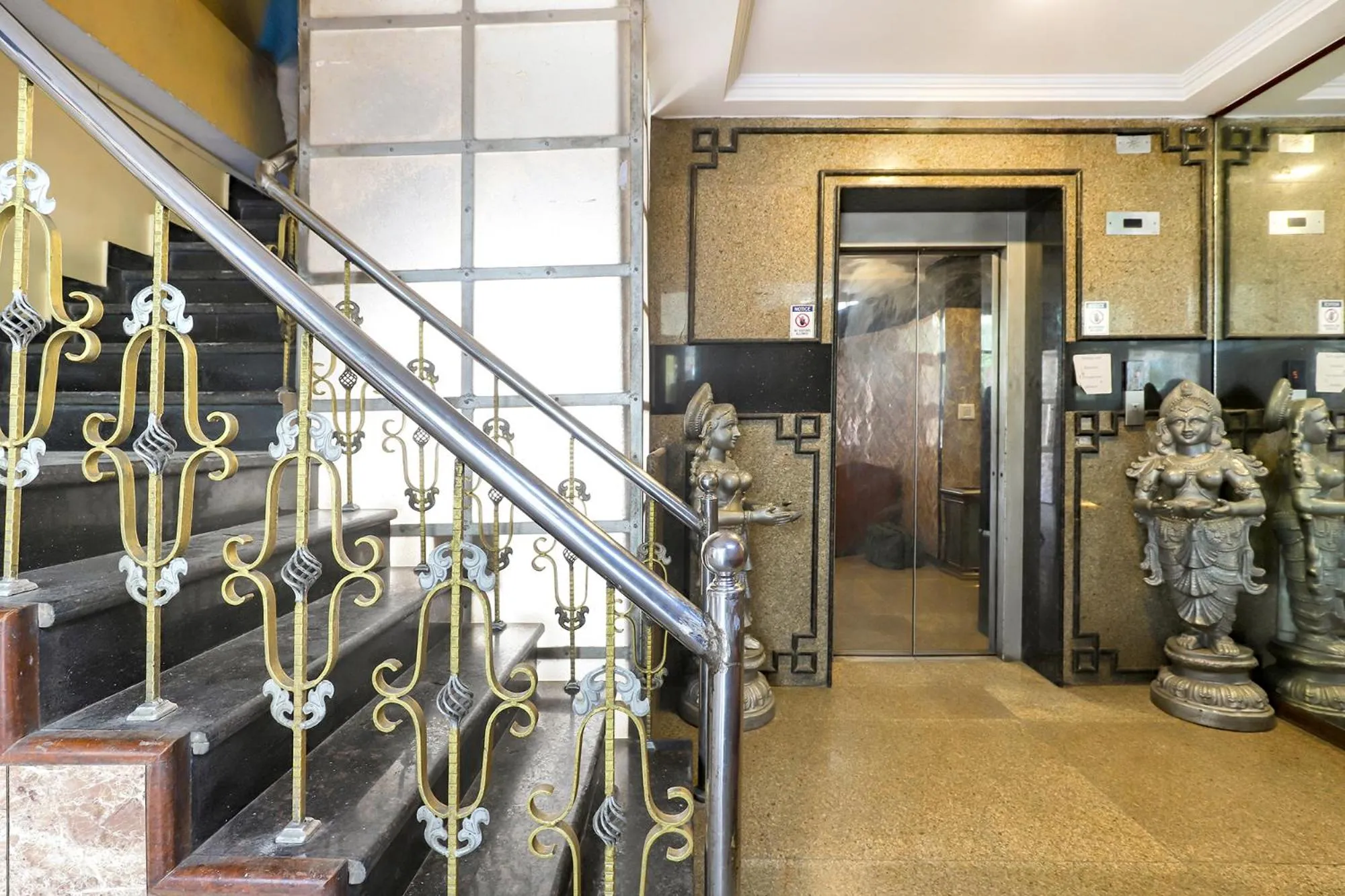 Lobby or reception in FabHotel Chamiers Park - Nandanam