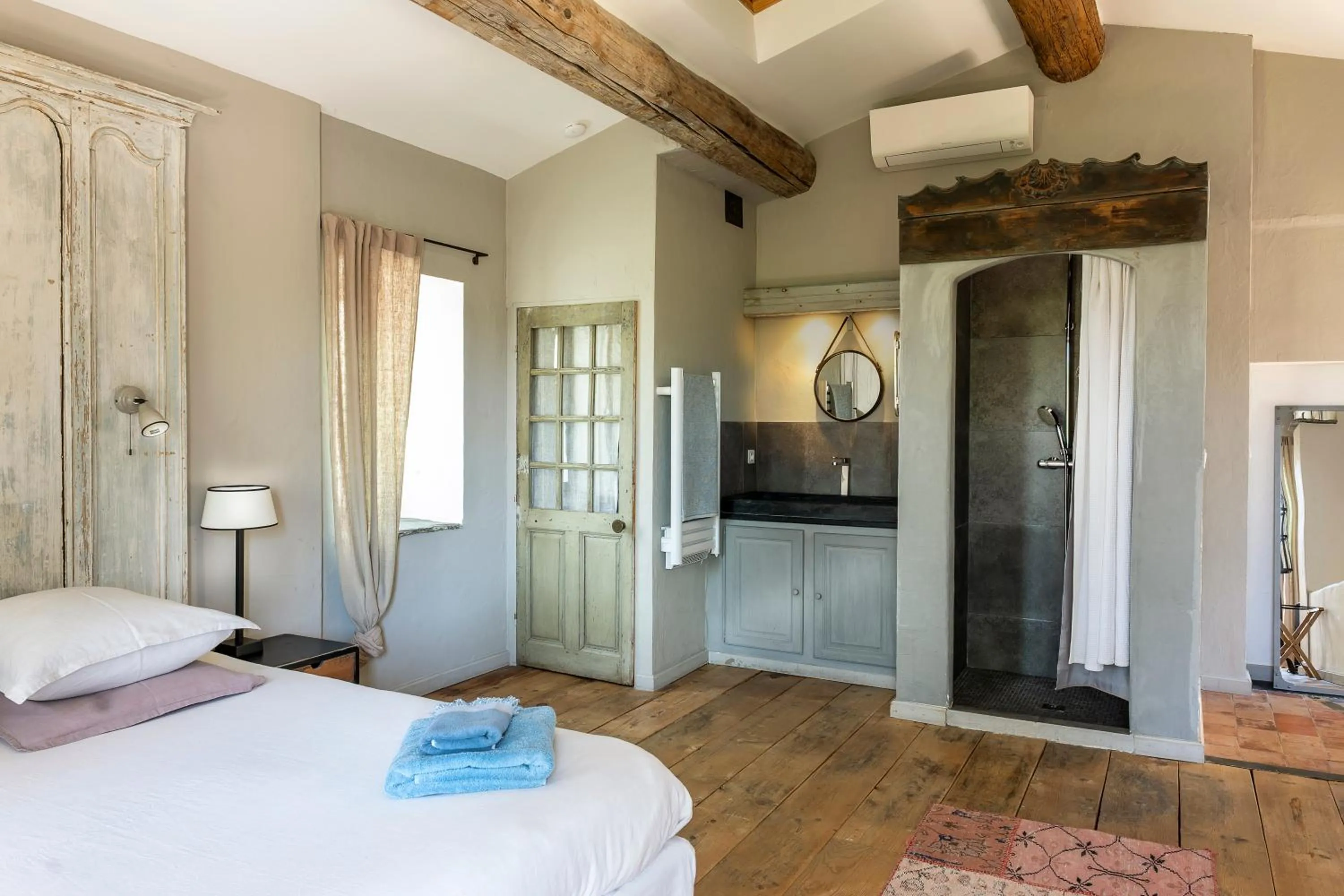 Bathroom, Bed in la maiZon