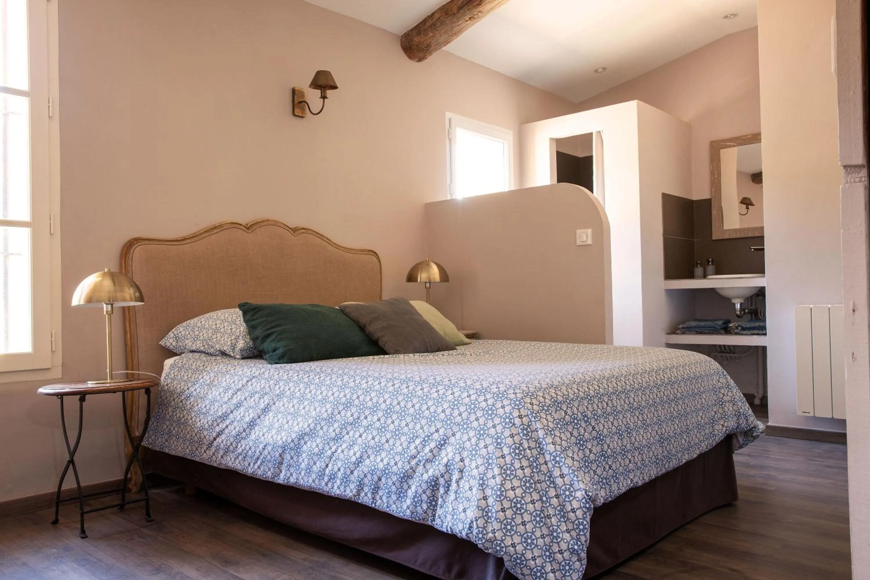 Photo of the whole room, Bed in la maiZon