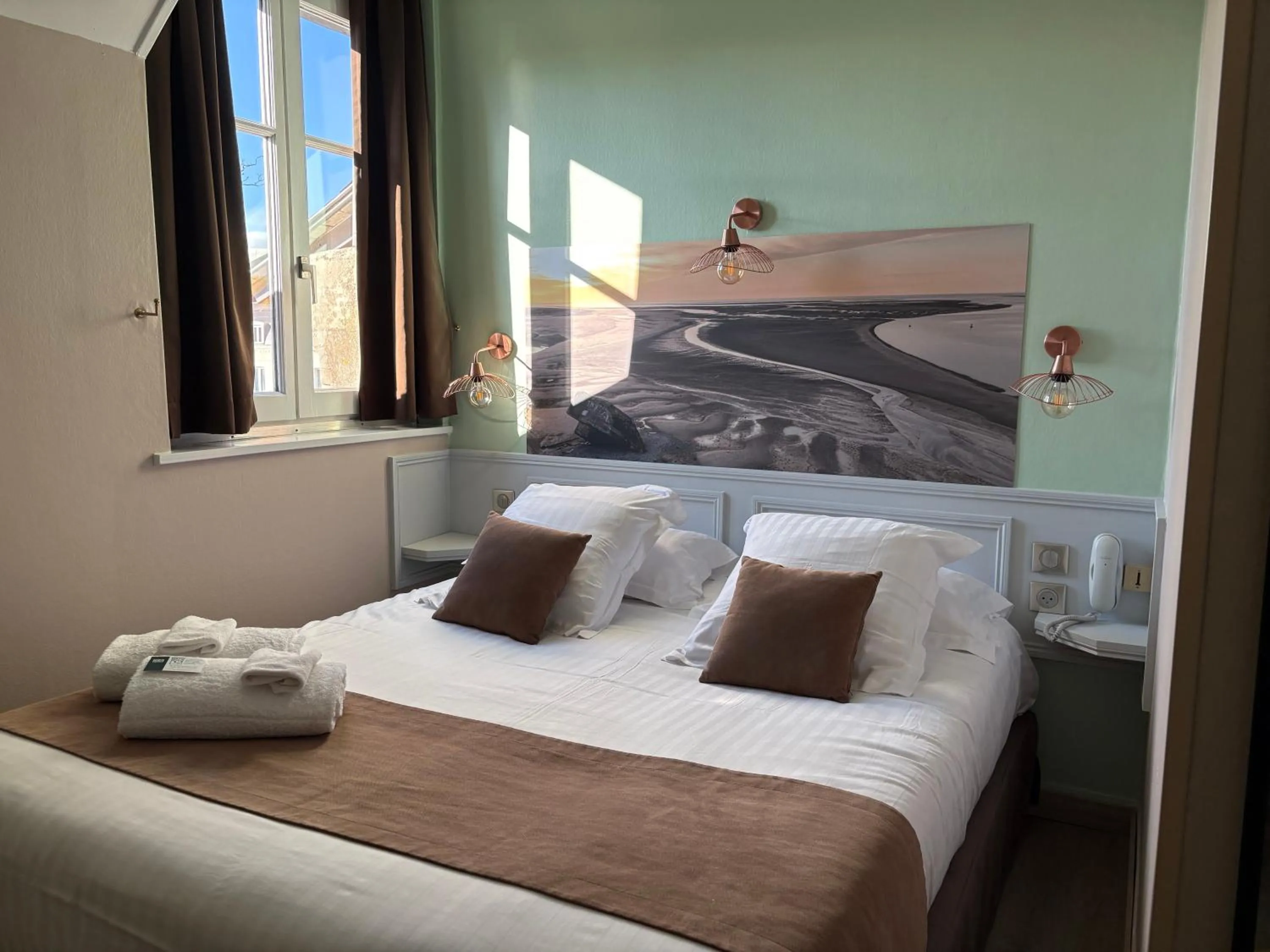 Bed in Logis Hôtel- Restaurant Le Relais Guillaume de Normandy-PARKING GRATUIT-Bornes électriques-VUE BAIE TERRASSE-Calme