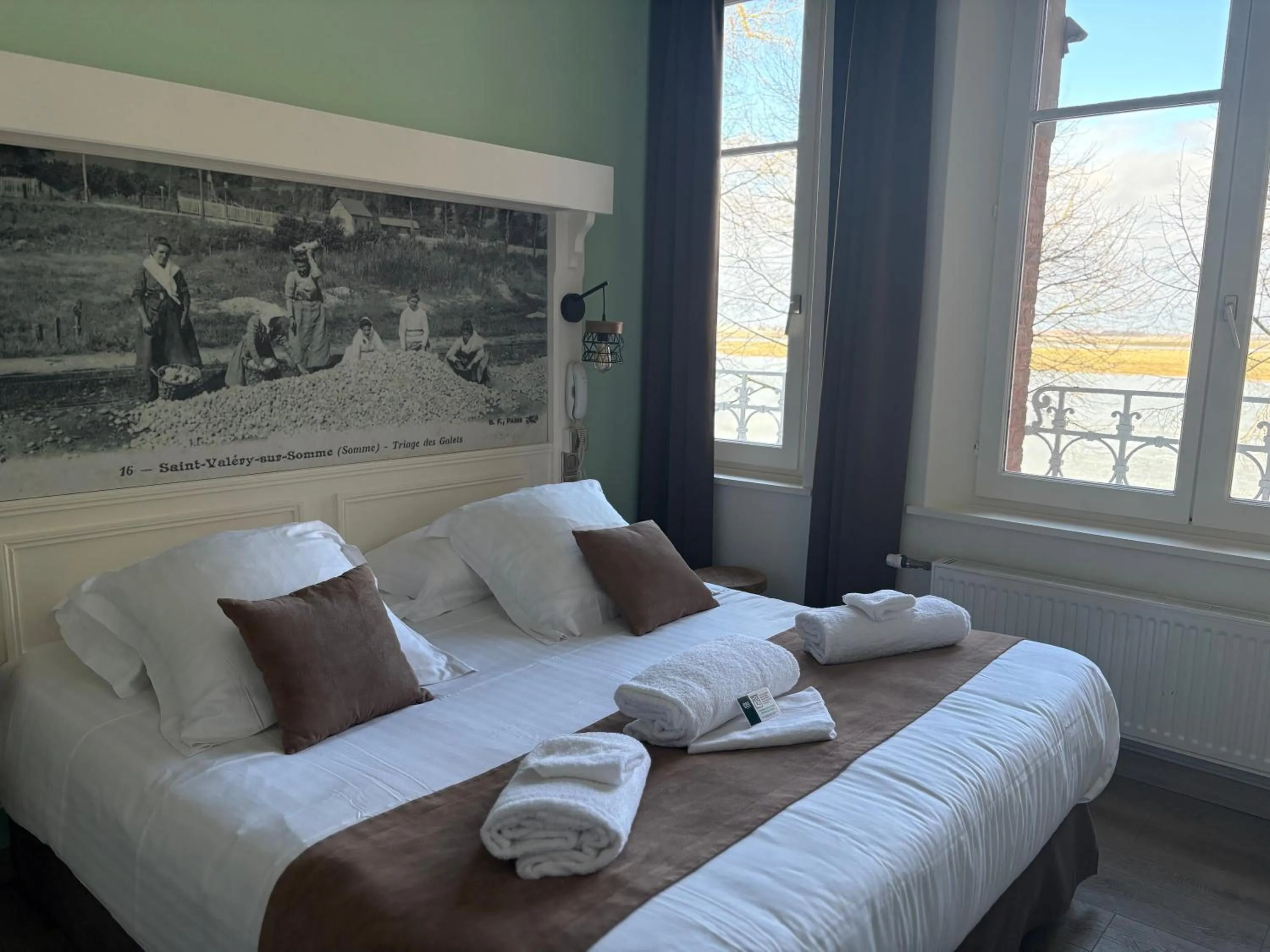 Bed in Logis Hôtel- Restaurant Le Relais Guillaume de Normandy-PARKING GRATUIT-Bornes électriques-VUE BAIE TERRASSE-Calme