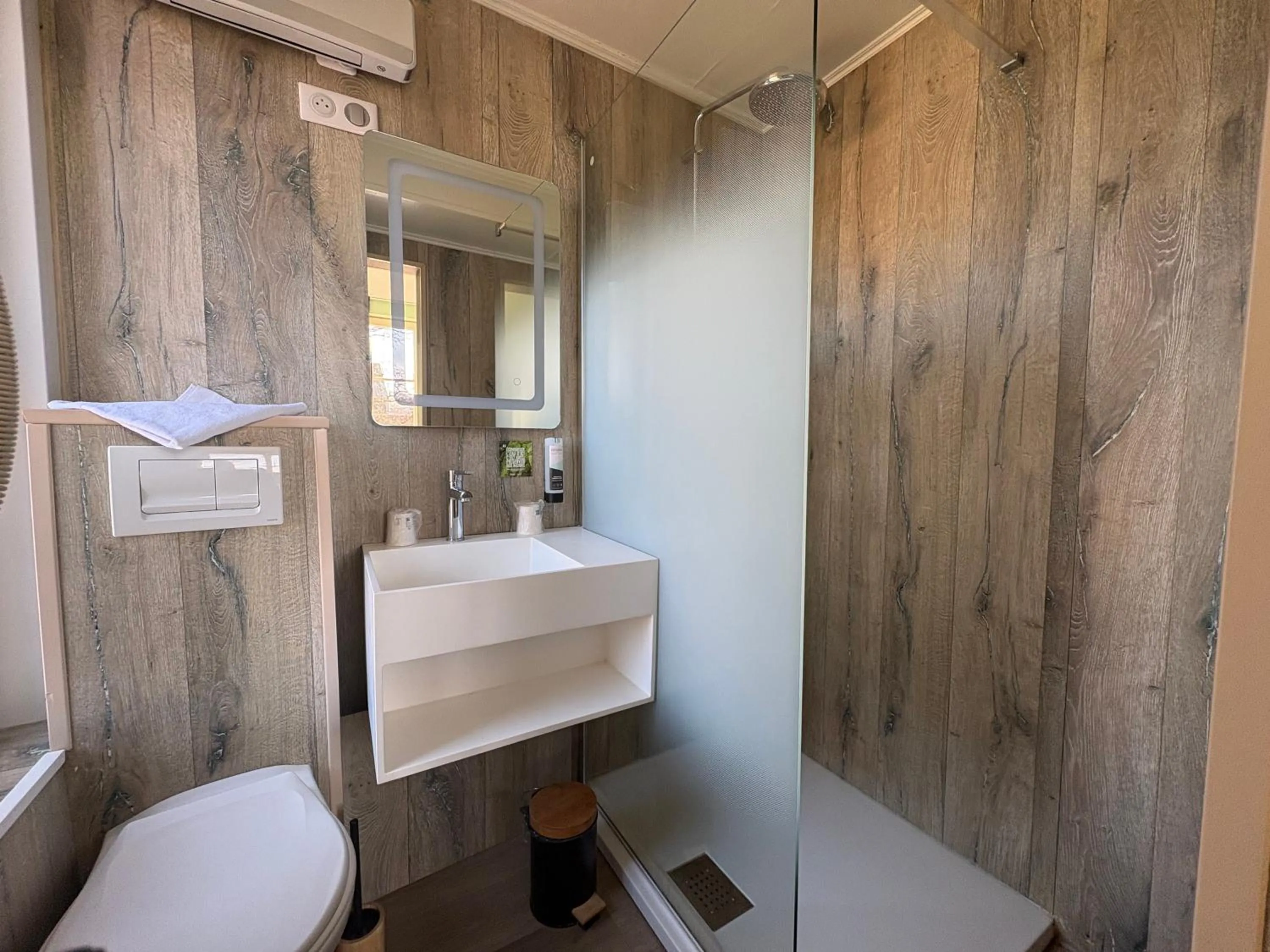 Logis Hôtel- Restaurant Le Relais Guillaume de Normandy-PARKING GRATUIT-Bornes électriques-VUE BAIE TERRASSE-Calme