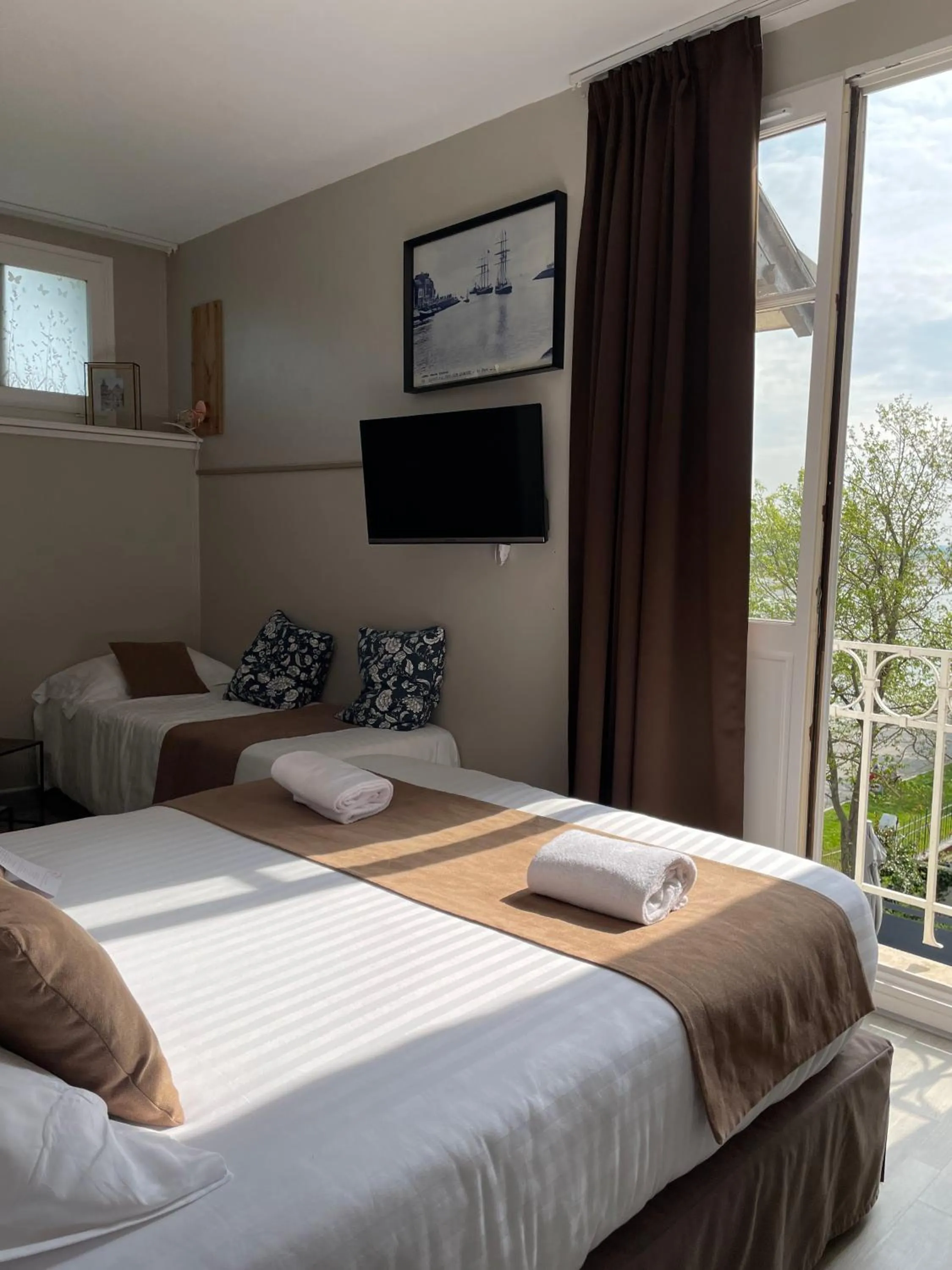 Bed in Logis Hôtel- Restaurant Le Relais Guillaume de Normandy